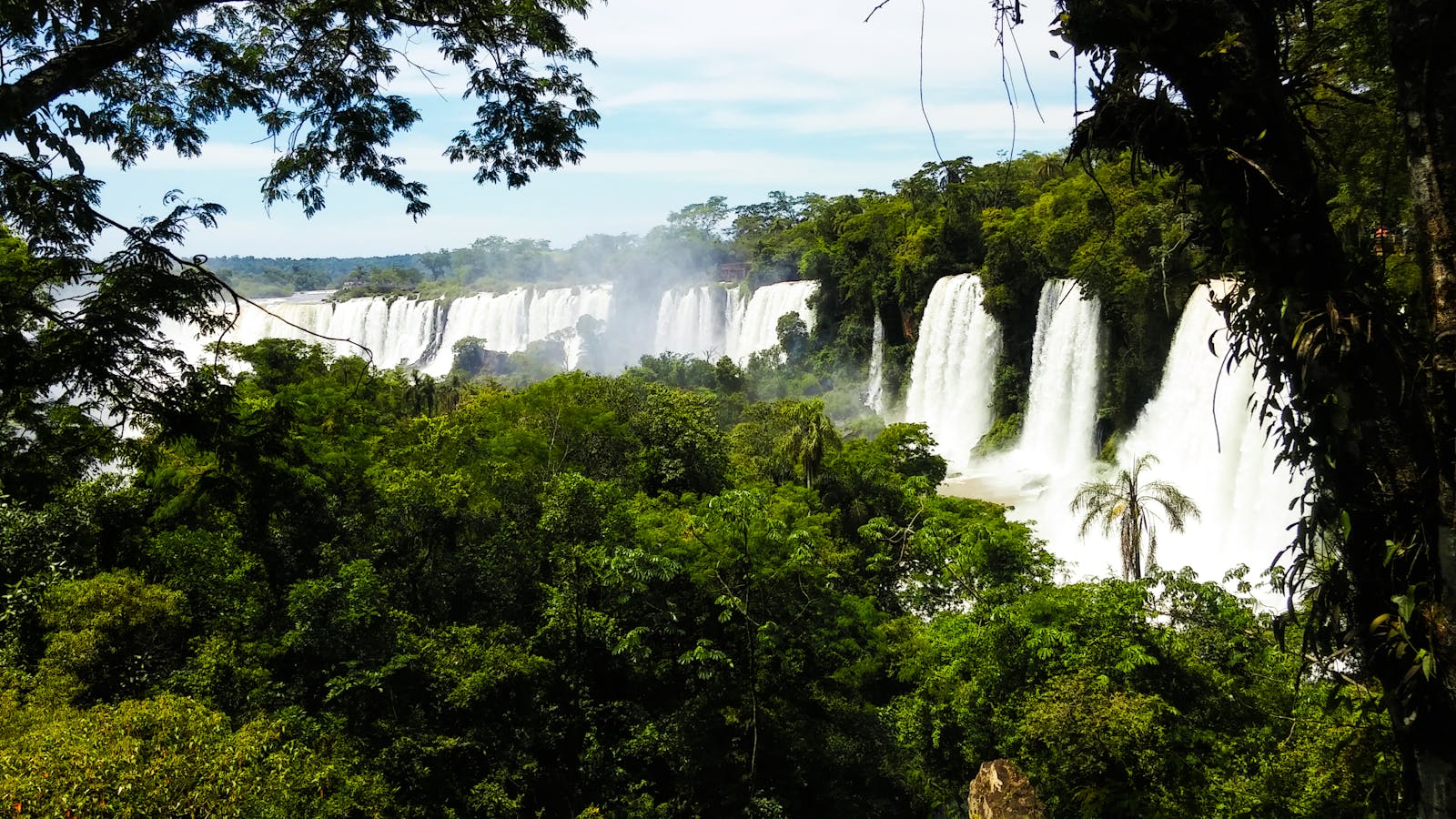 Chutes d'Iguazu entourées de forêt tropicale avec multiples cascades