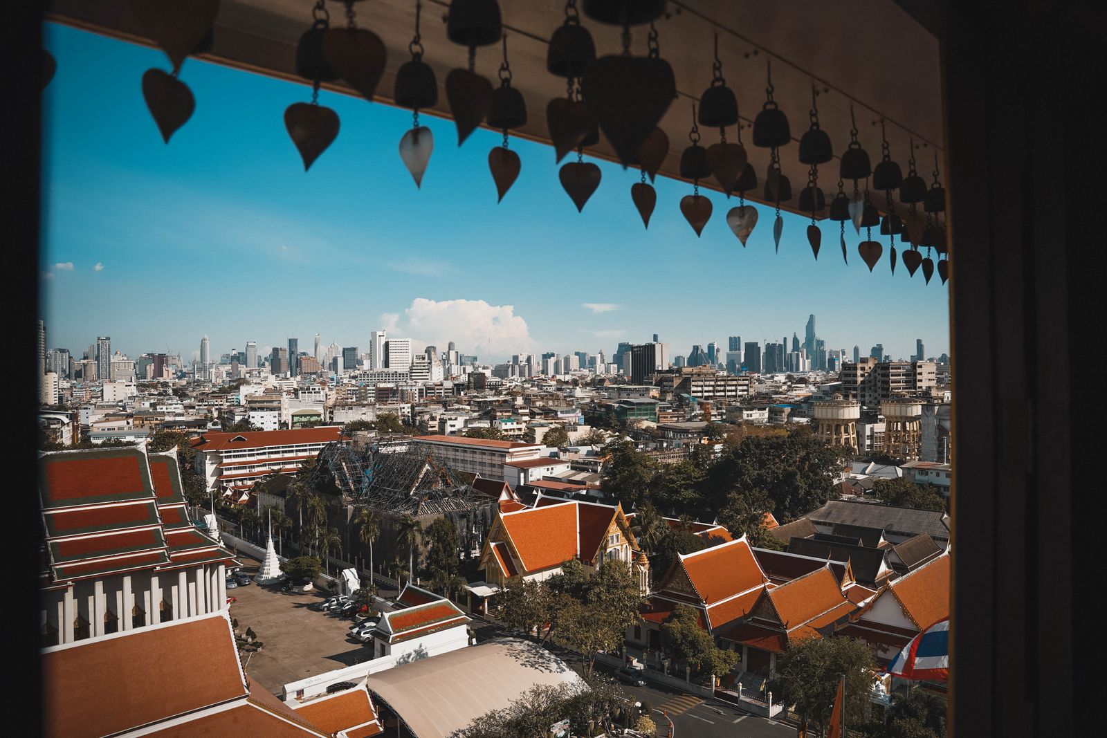 Toits de temples traditionnels thaïs devant les tours modernes de Bangkok