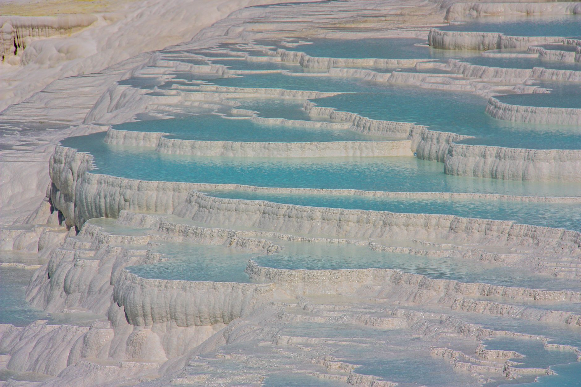 Terrasses de travertin blanc et bassins bleus de Pamukkale, Turquie