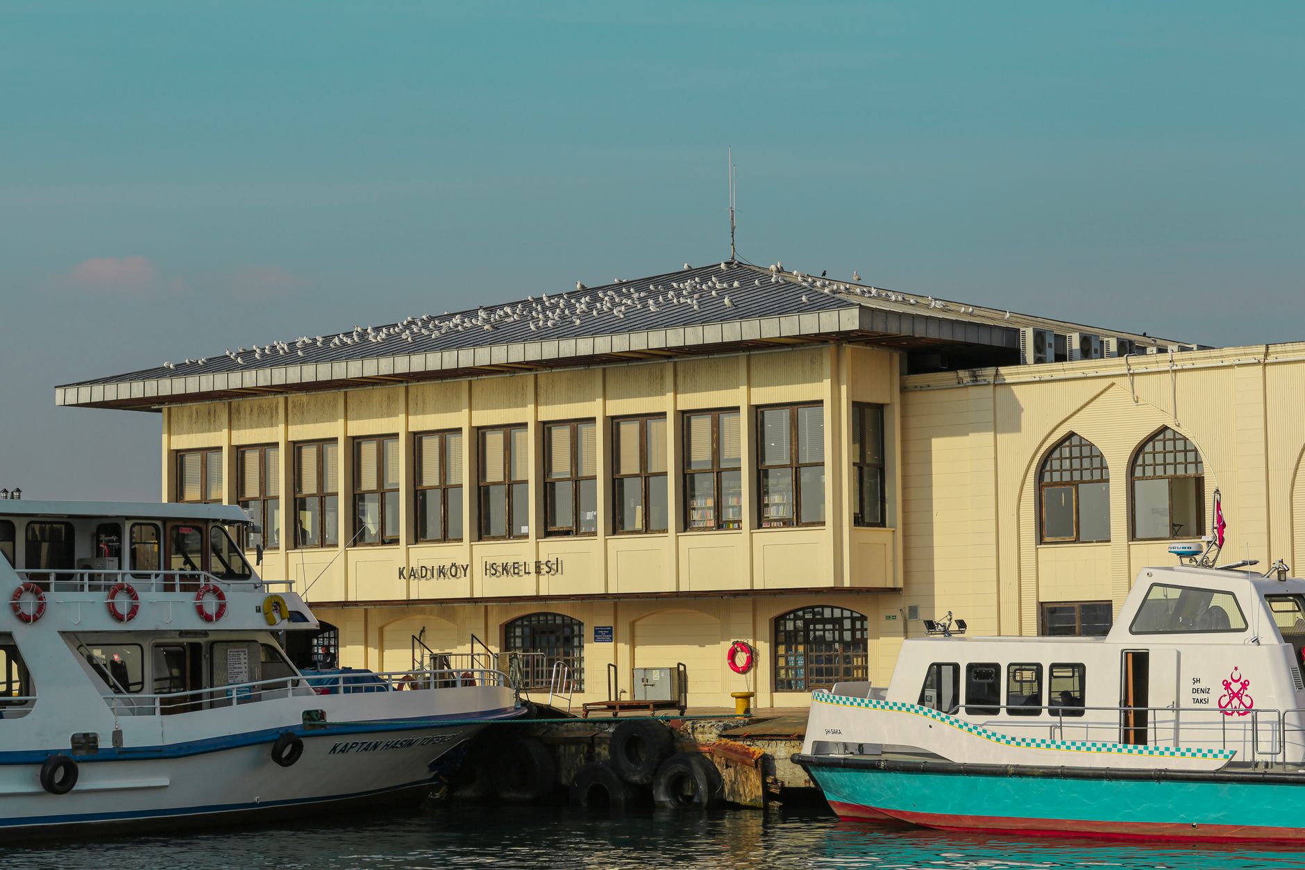 Embarcadère de Kadıköy et ferries sur le front de mer d'Istanbul