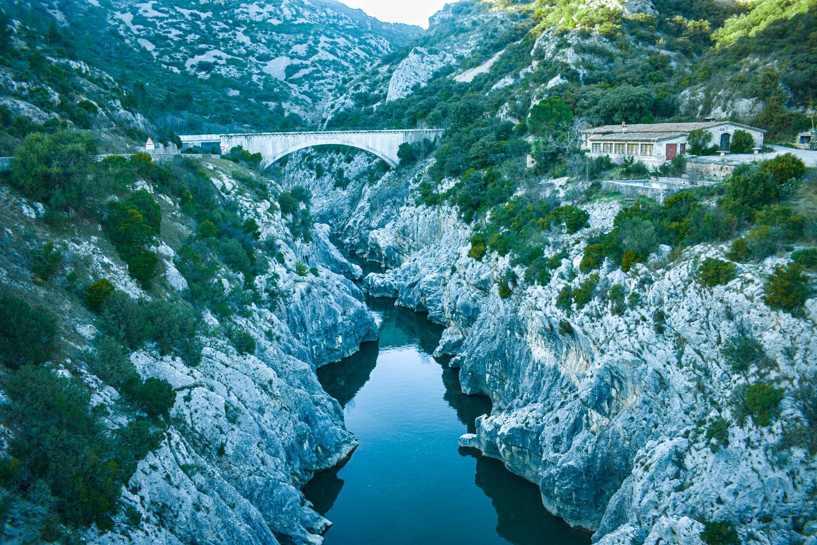 Cascade et vasque d'eau claire dans les Gorges du Loup