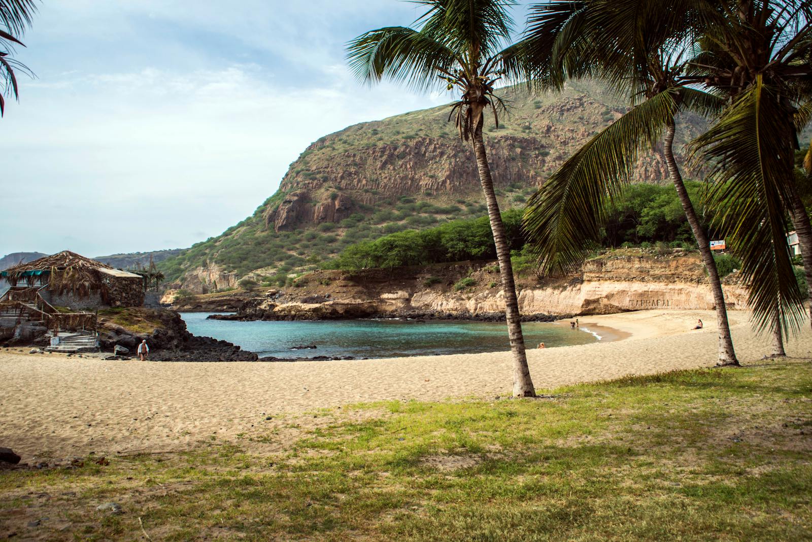 Plage de sable blanc du Cap-Vert avec mer turquoise, vue aérienne