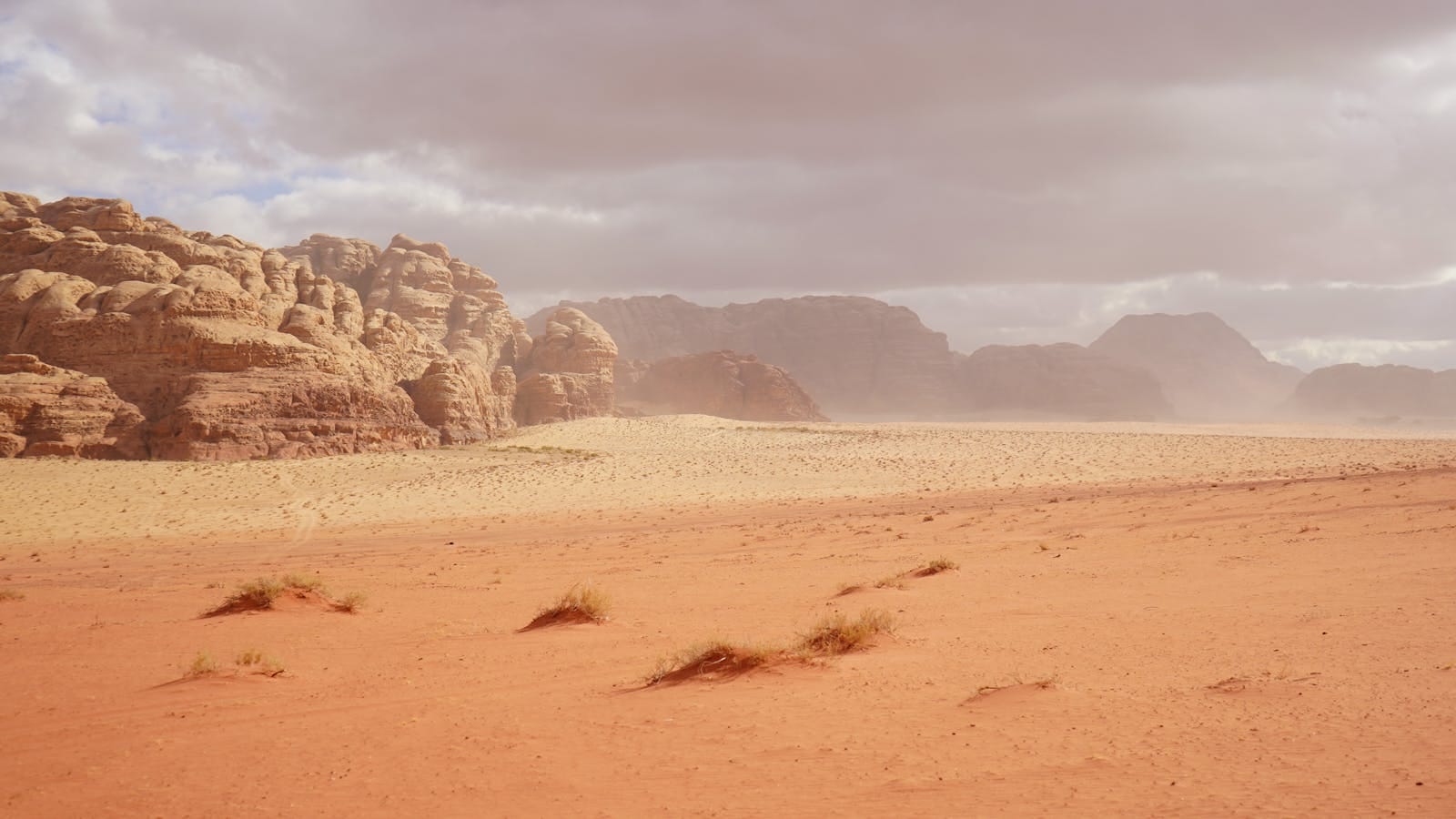 Désert rouge du Wadi Rum avec formations rocheuses sous un ciel bleu, Jordanie