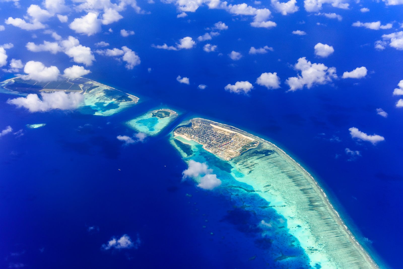 Île-récif des Maldives vue du ciel, lagon et océan