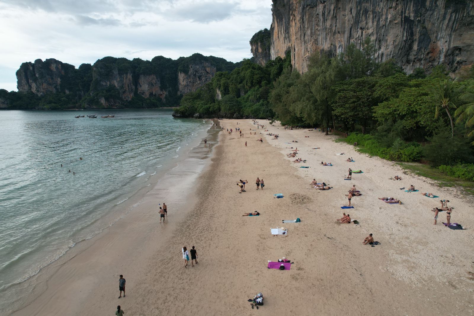 Vue aérienne de la plage de Railay à Krabi et de ses falaises boisées