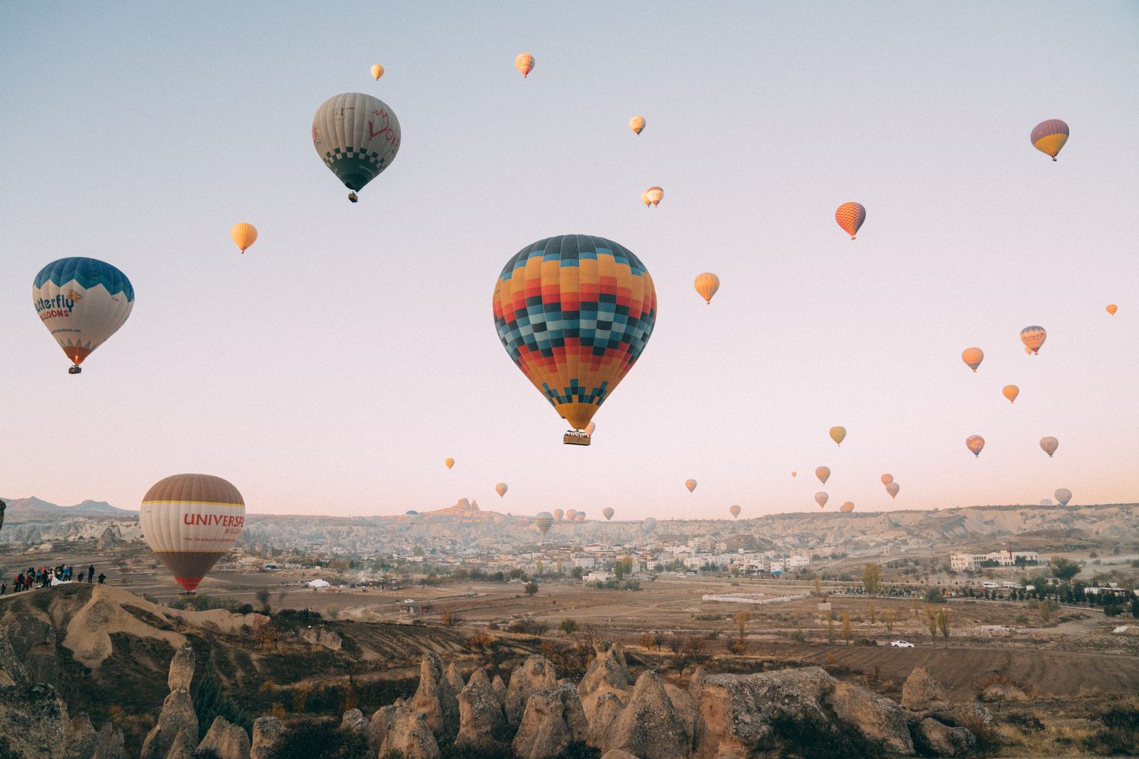 Montgolfières au lever du soleil au-dessus des cheminées de fées de Cappadoce, Turquie