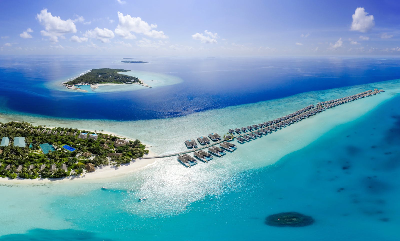 Bungalows sur pilotis dans un lagon turquoise aux Maldives