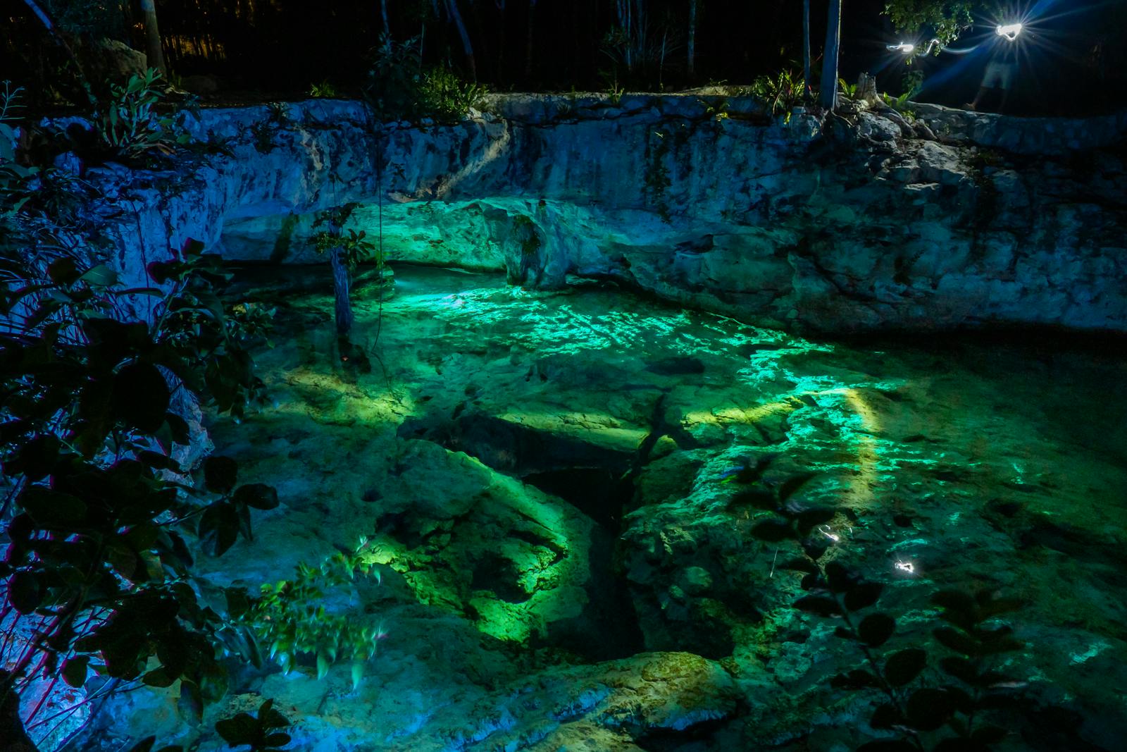 Cenote aux eaux turquoise dans la jungle du Yucatan au Mexique