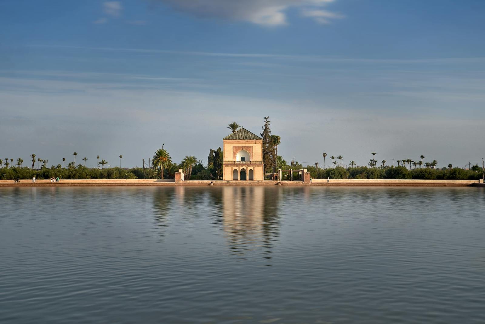 Médina de Marrakech au printemps avec ses murs ocres et bougainvillées