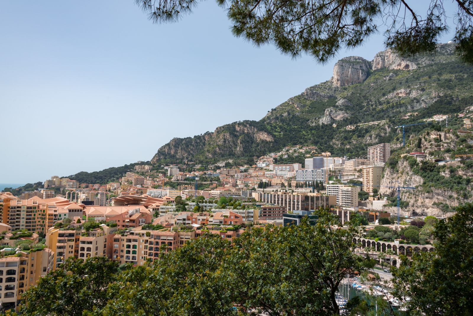Route en corniche au-dessus de la Méditerranée entre Nice et Monaco
