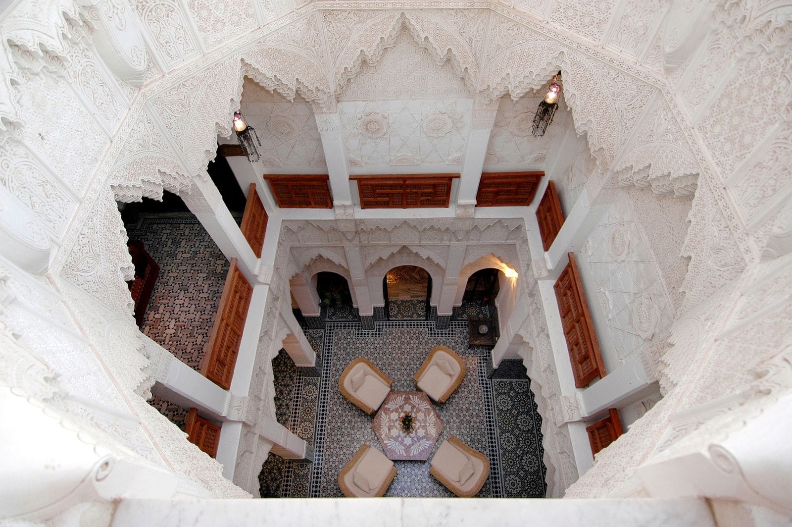 Patio traditionnel de riad marocain vu en plongée à Marrakech