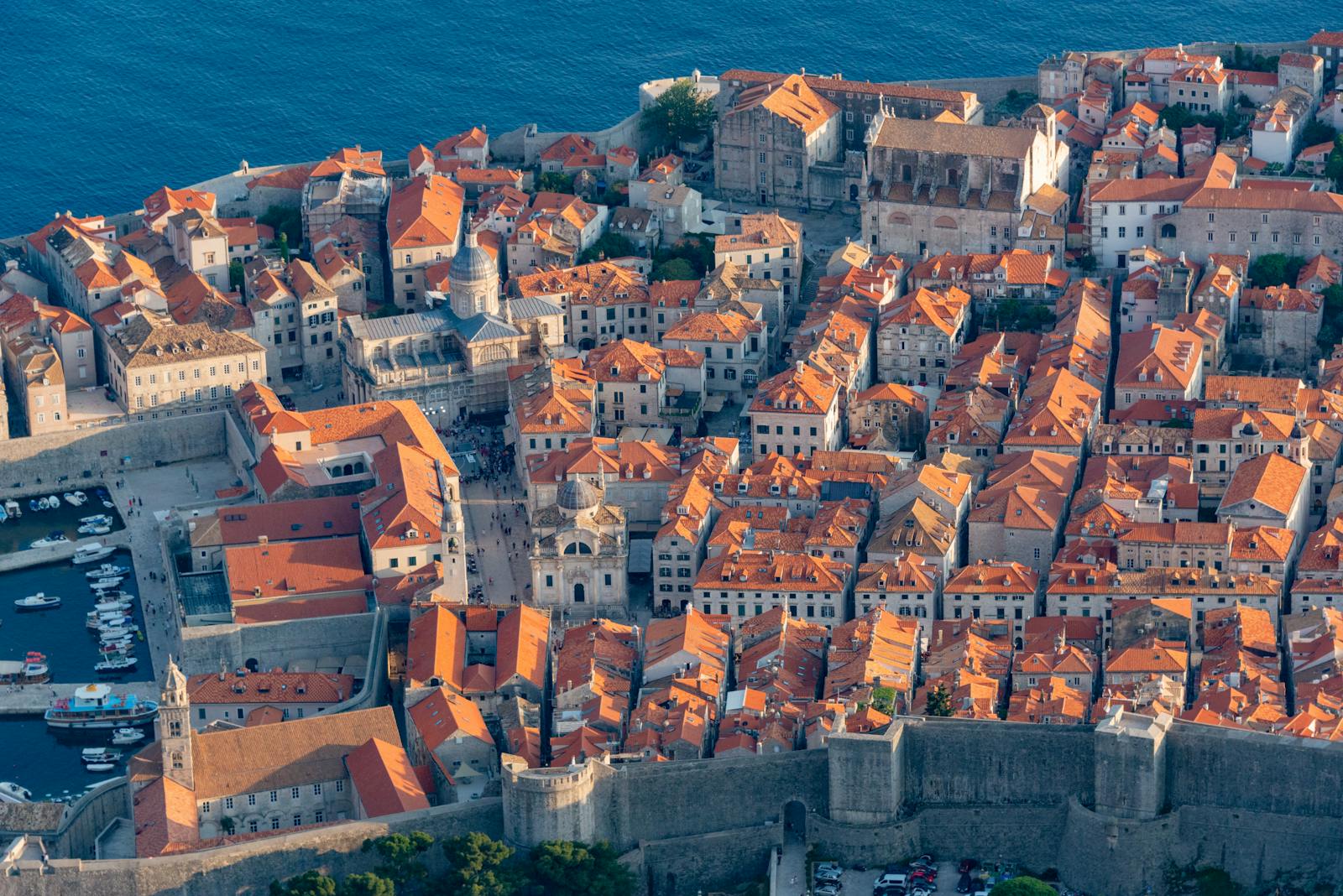 Vue aérienne de la vieille ville de Dubrovnik et de la côte adriatique