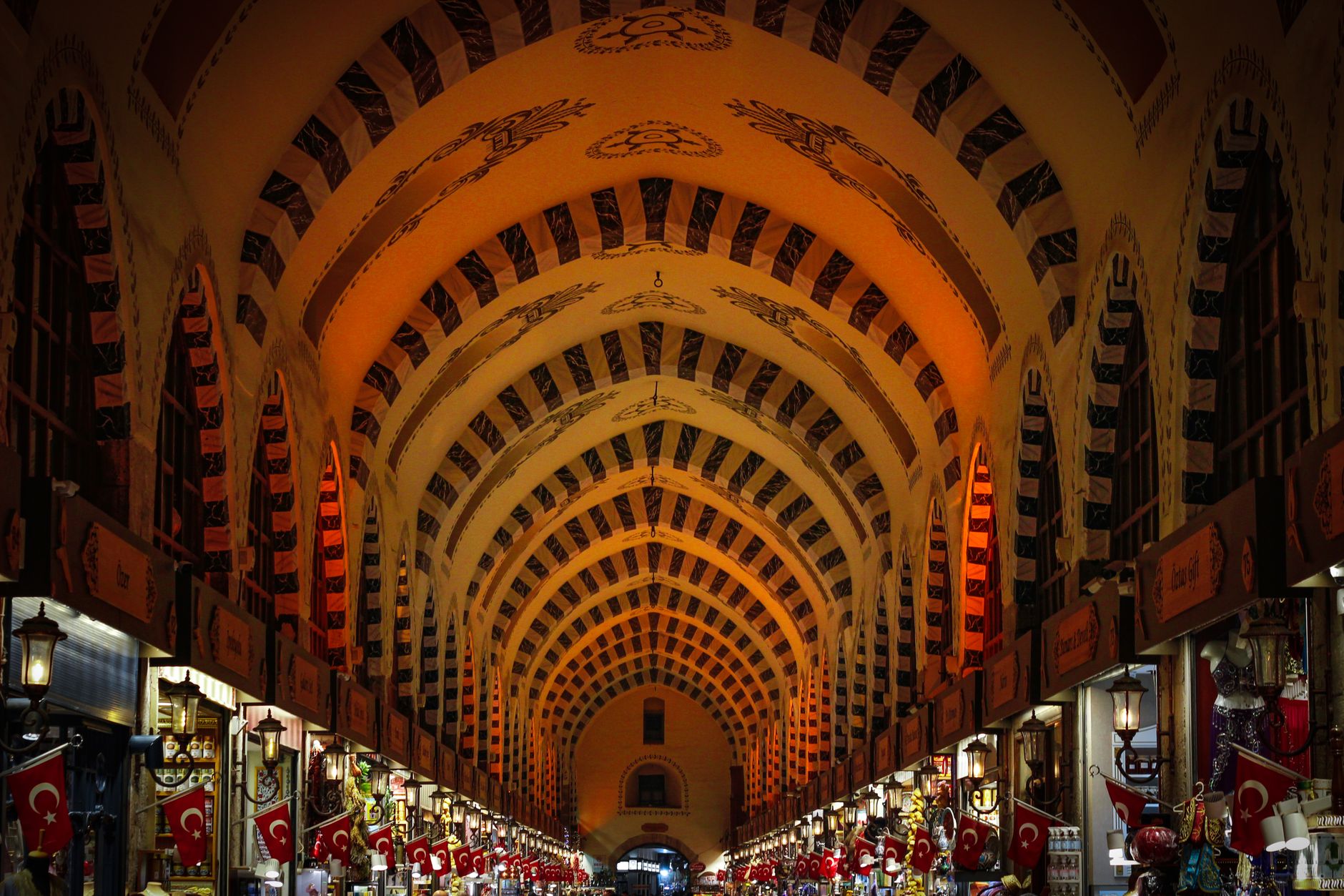 Galerie voûtée et illuminée du Grand Bazar d'Istanbul