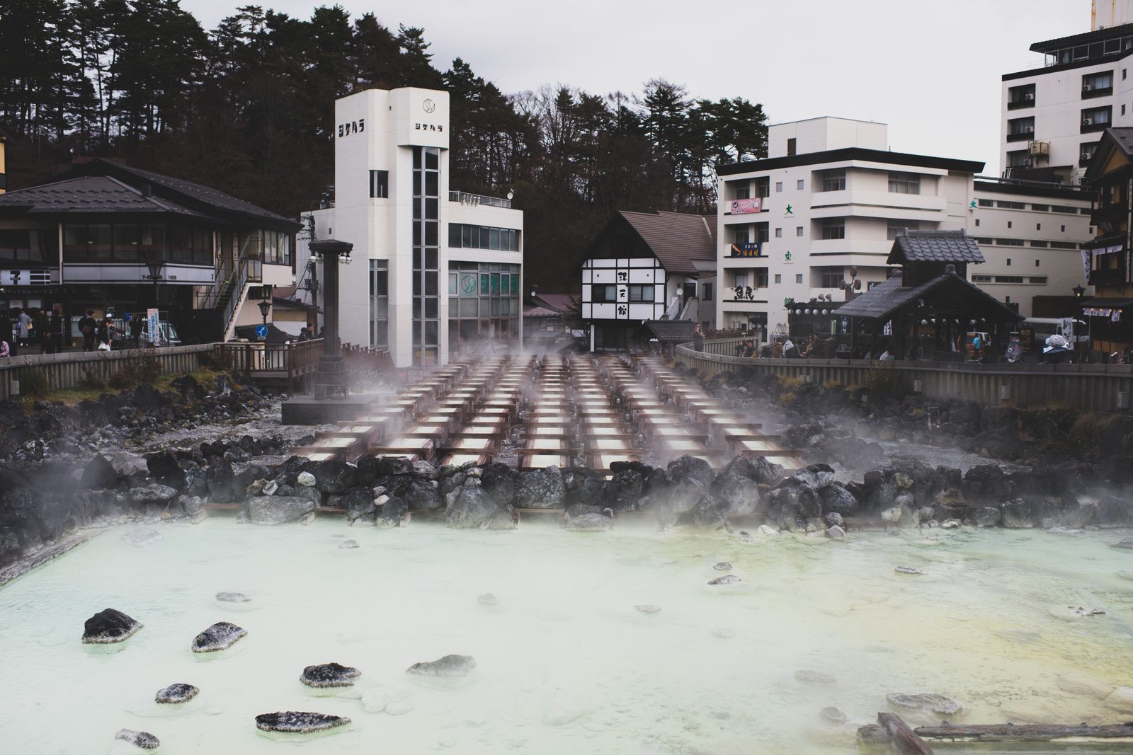 Ville thermale japonaise avec vapeur montant des sources chaudes