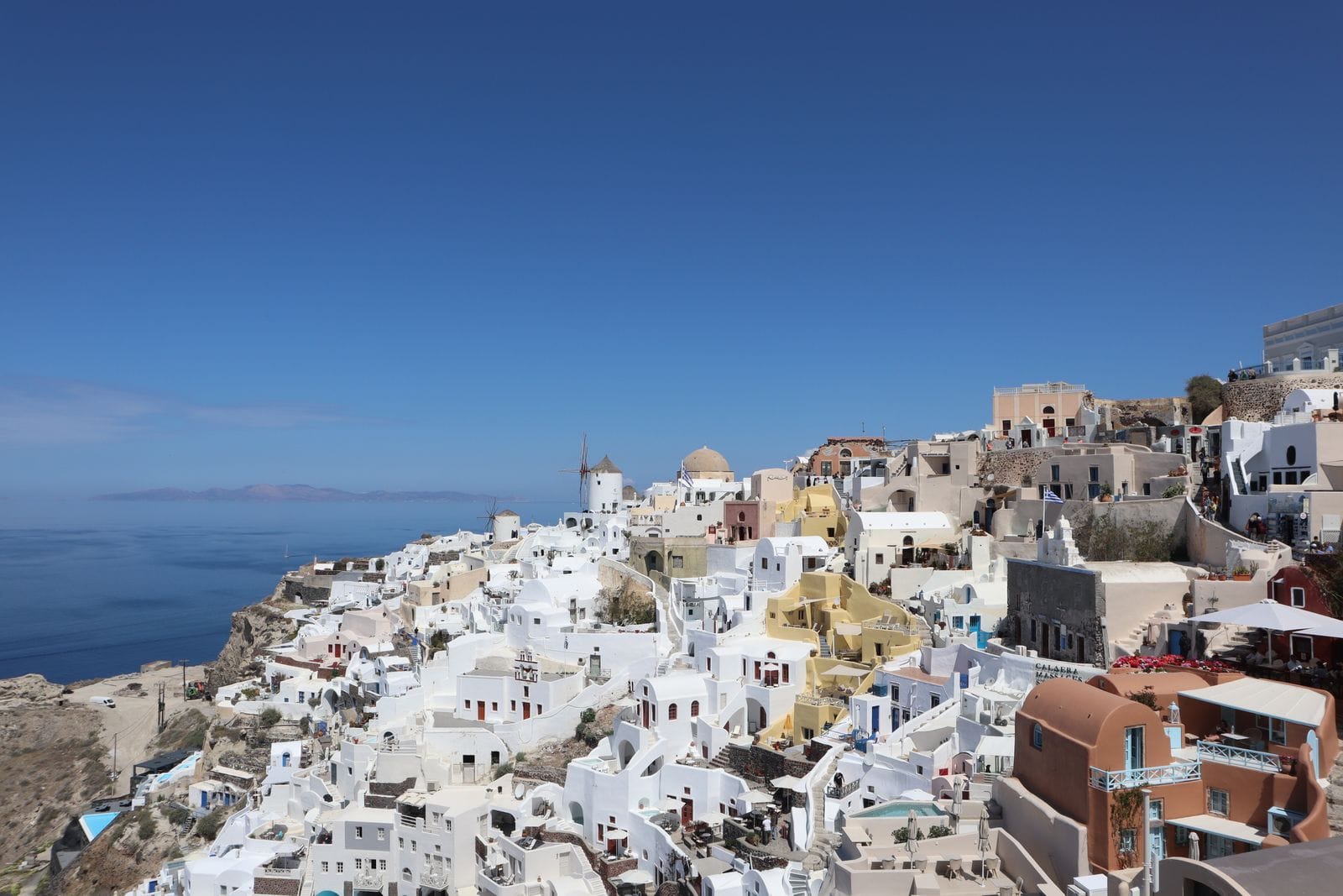 Caldeira de Santorin au coucher du soleil avec maisons blanches d'Oia