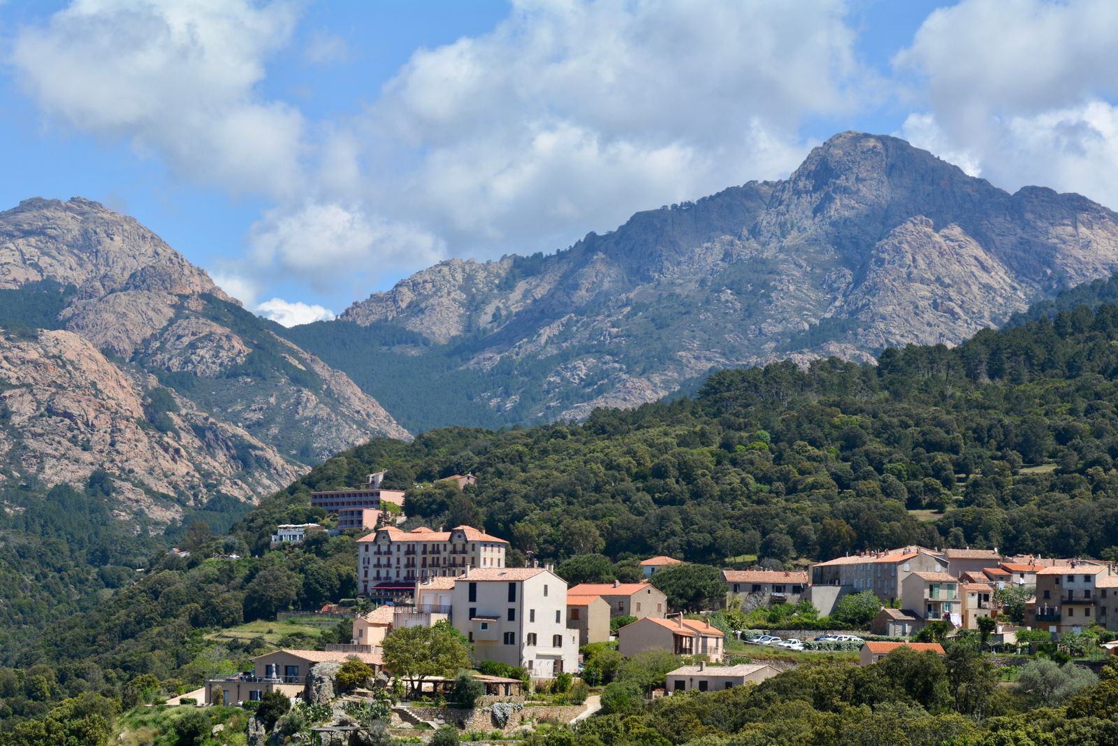 Canyoning dans une vasque du massif de Bavella en Corse