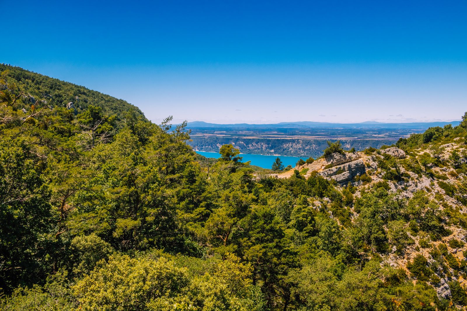 Eaux vertes des gorges du Verdon entre falaises calcaires