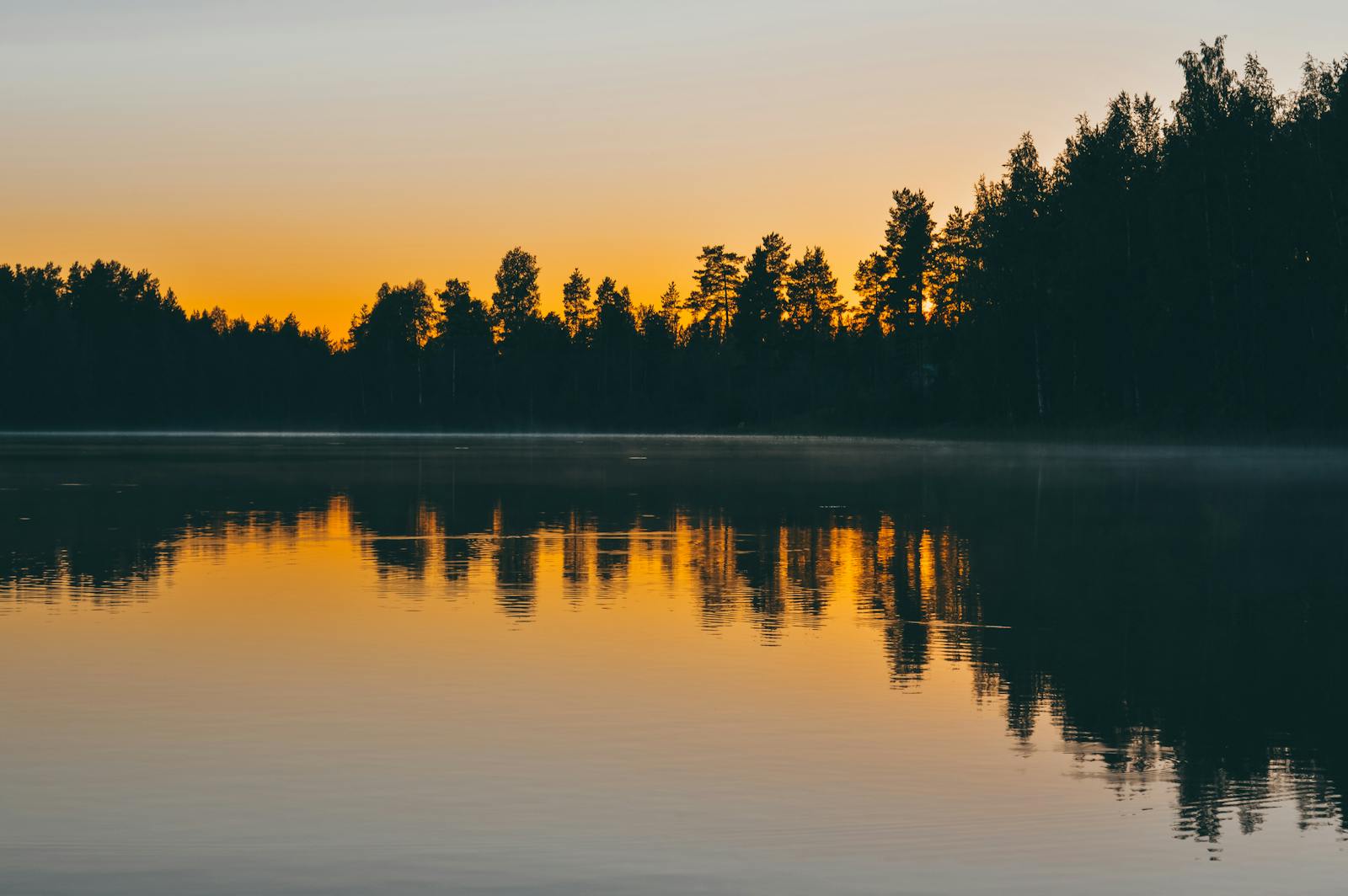 Lac scandinave au crépuscule en été nordique sous le soleil de minuit