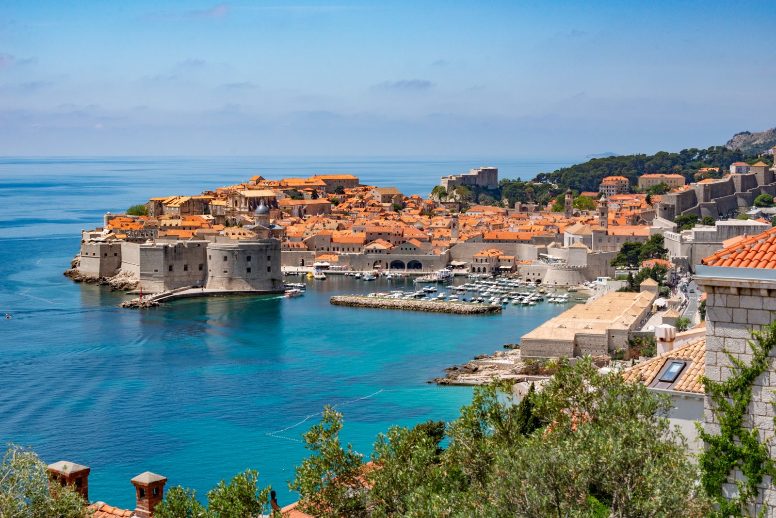 La vieille ville fortifiée de Dubrovnik et l'Adriatique vues des hauteurs
