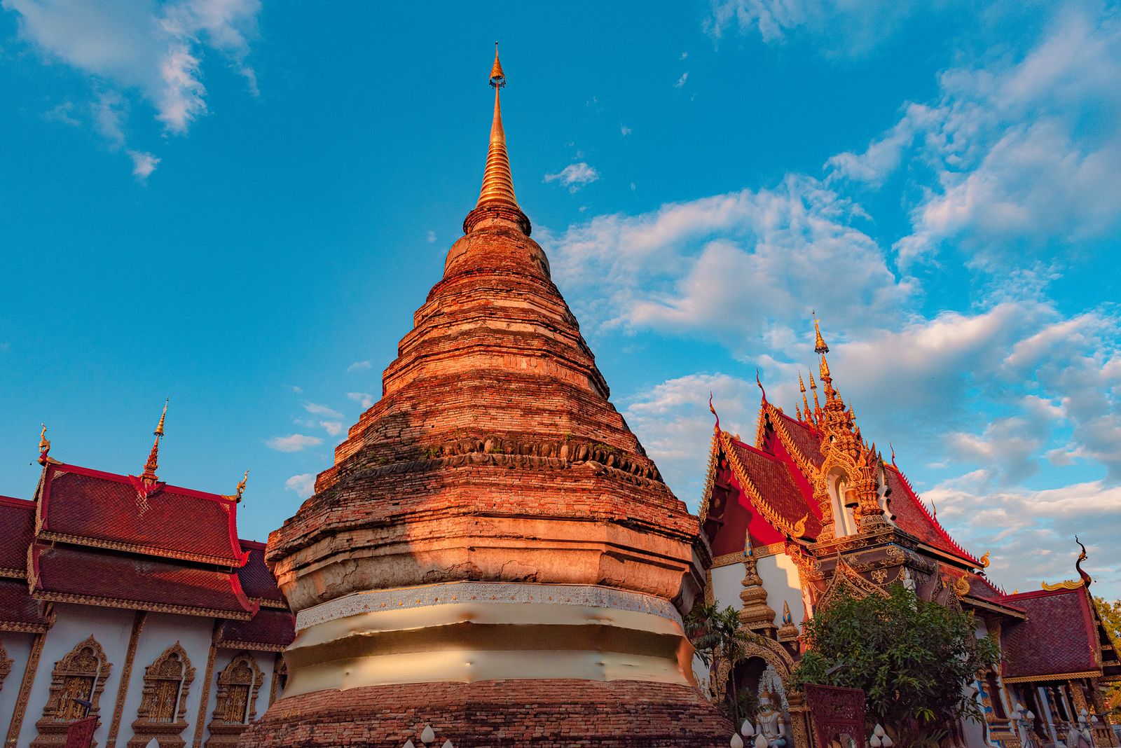 Temple bouddhiste traditionnel de Chiang Mai sous un ciel bleu vif