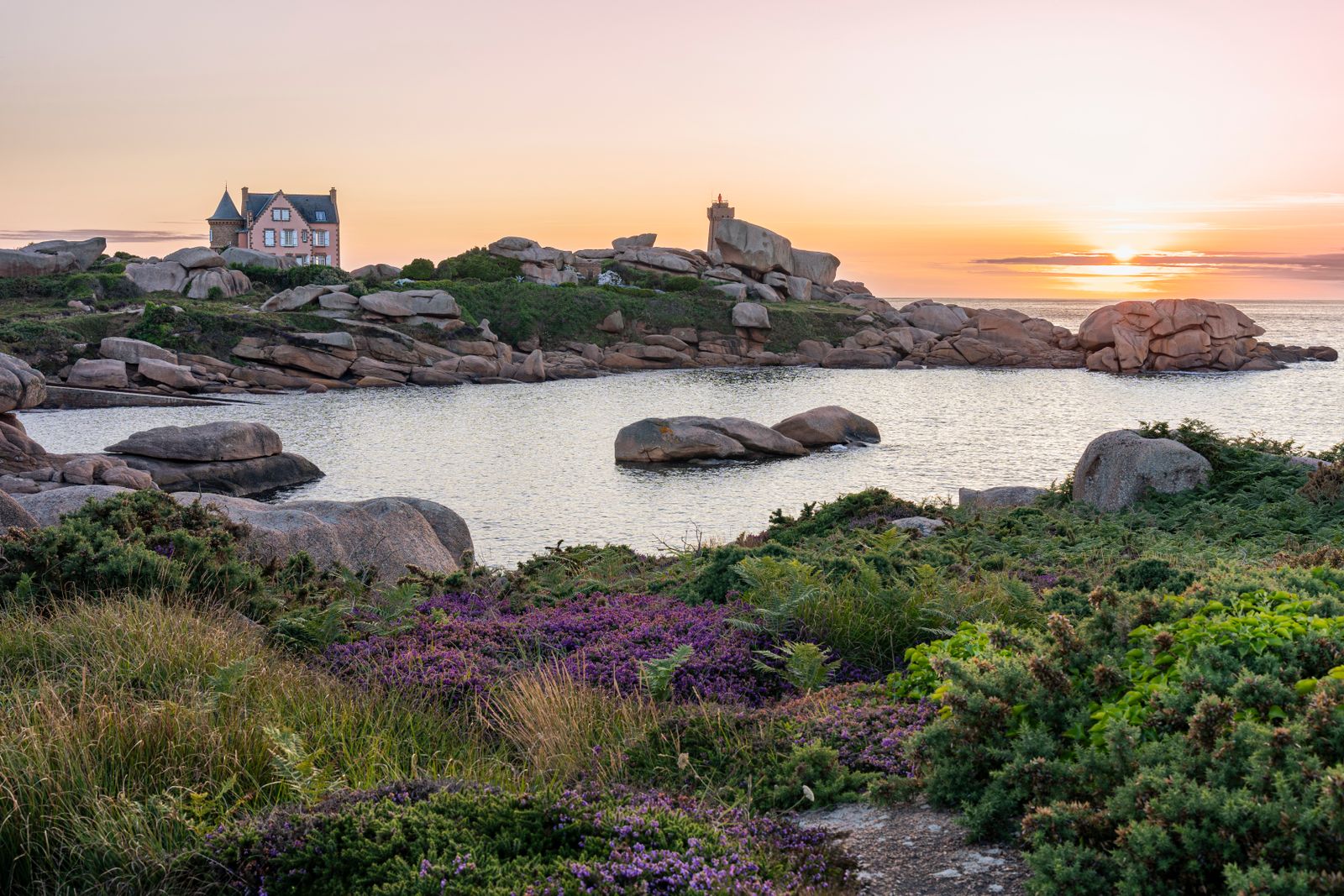 Chaos de granit rose et mer sur le littoral breton