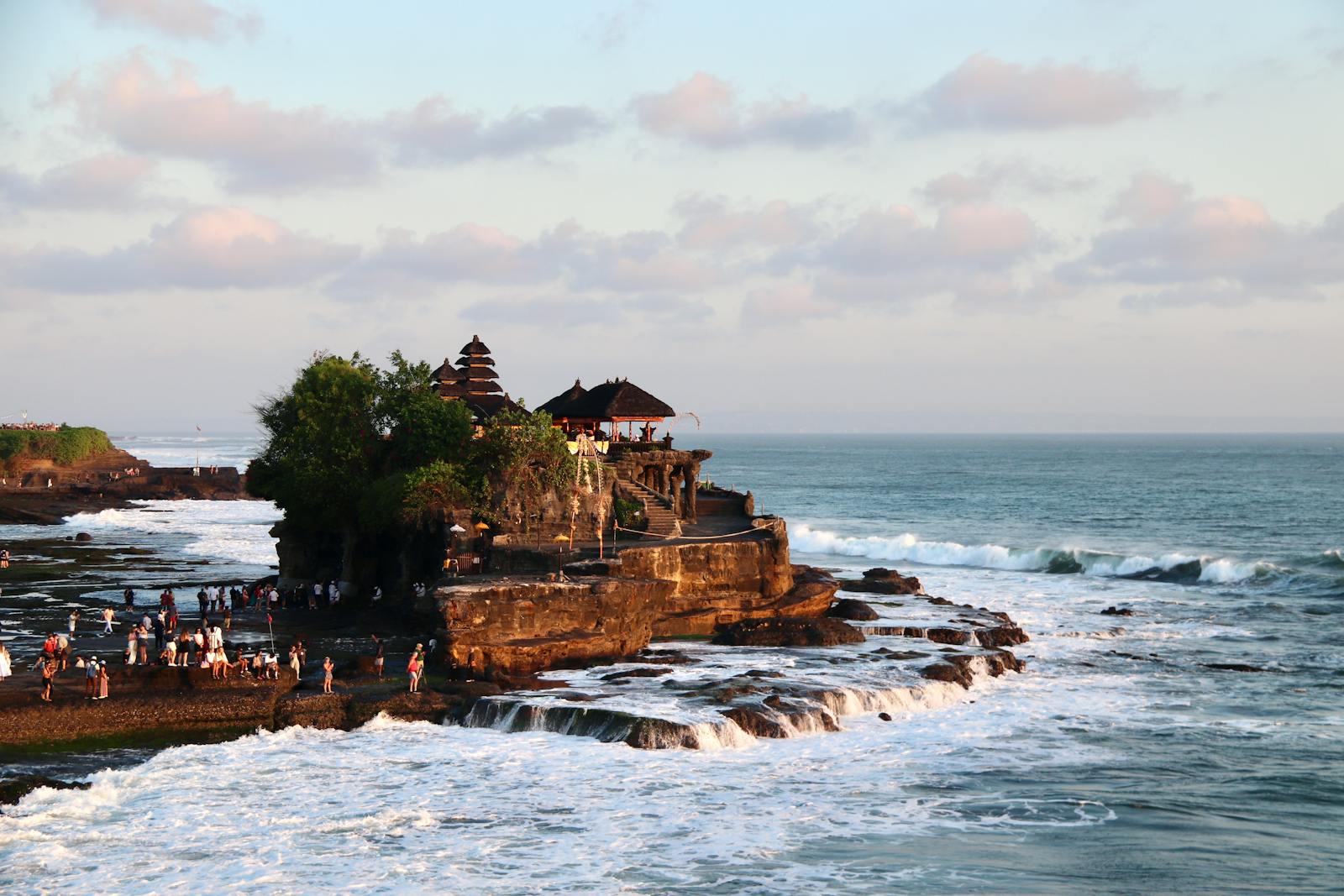Vue aérienne du temple de Tanah Lot sur la côte de Bali, cerné par les vagues