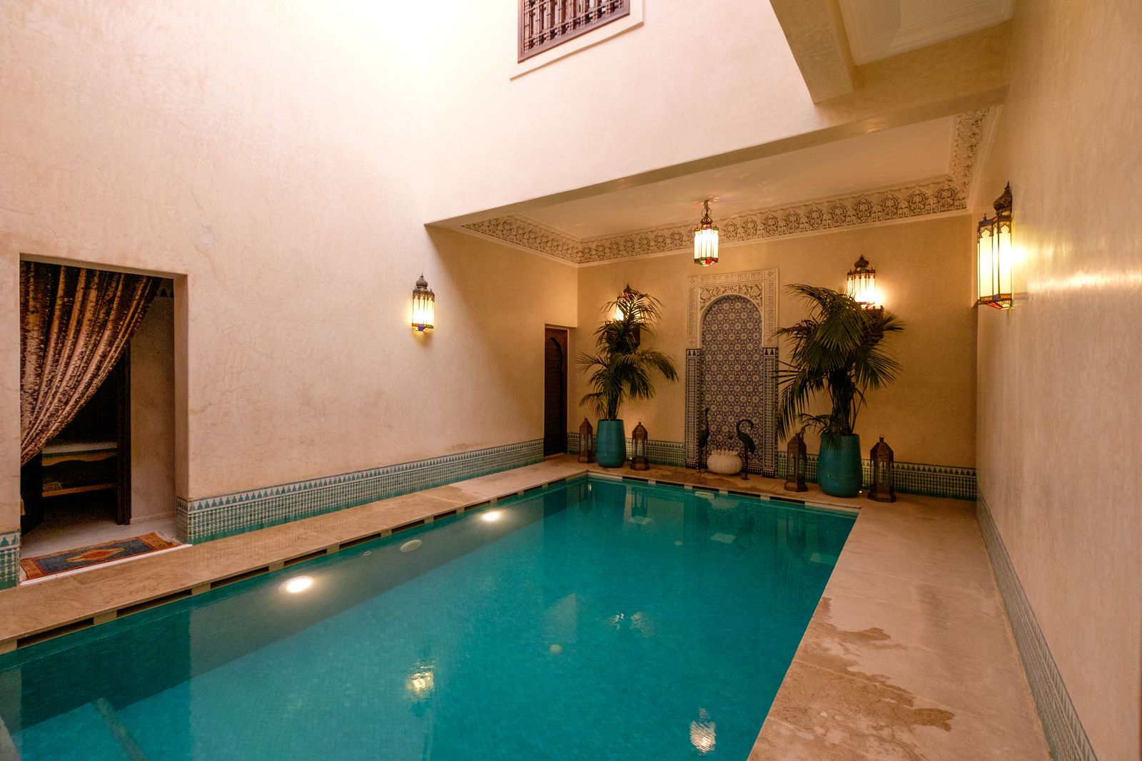 Bassin intérieur et zelliges d'un riad de Marrakech, cadre romantique pour un séjour à deux
