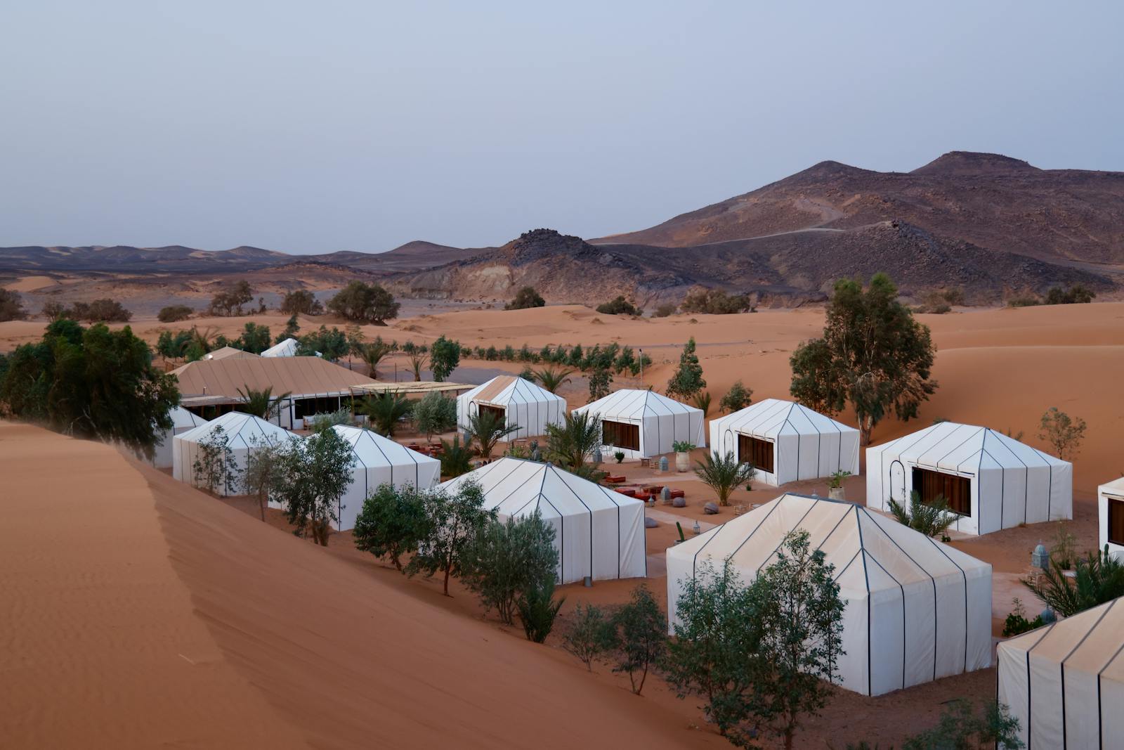 Tentes de bivouac de luxe dans les dunes au crépuscule