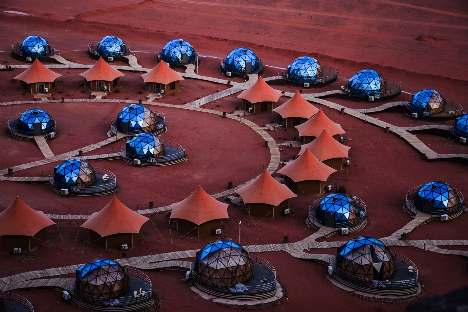 Bulles à dôme transparent d'un camp glamping de luxe posées dans le désert du Wadi Rum