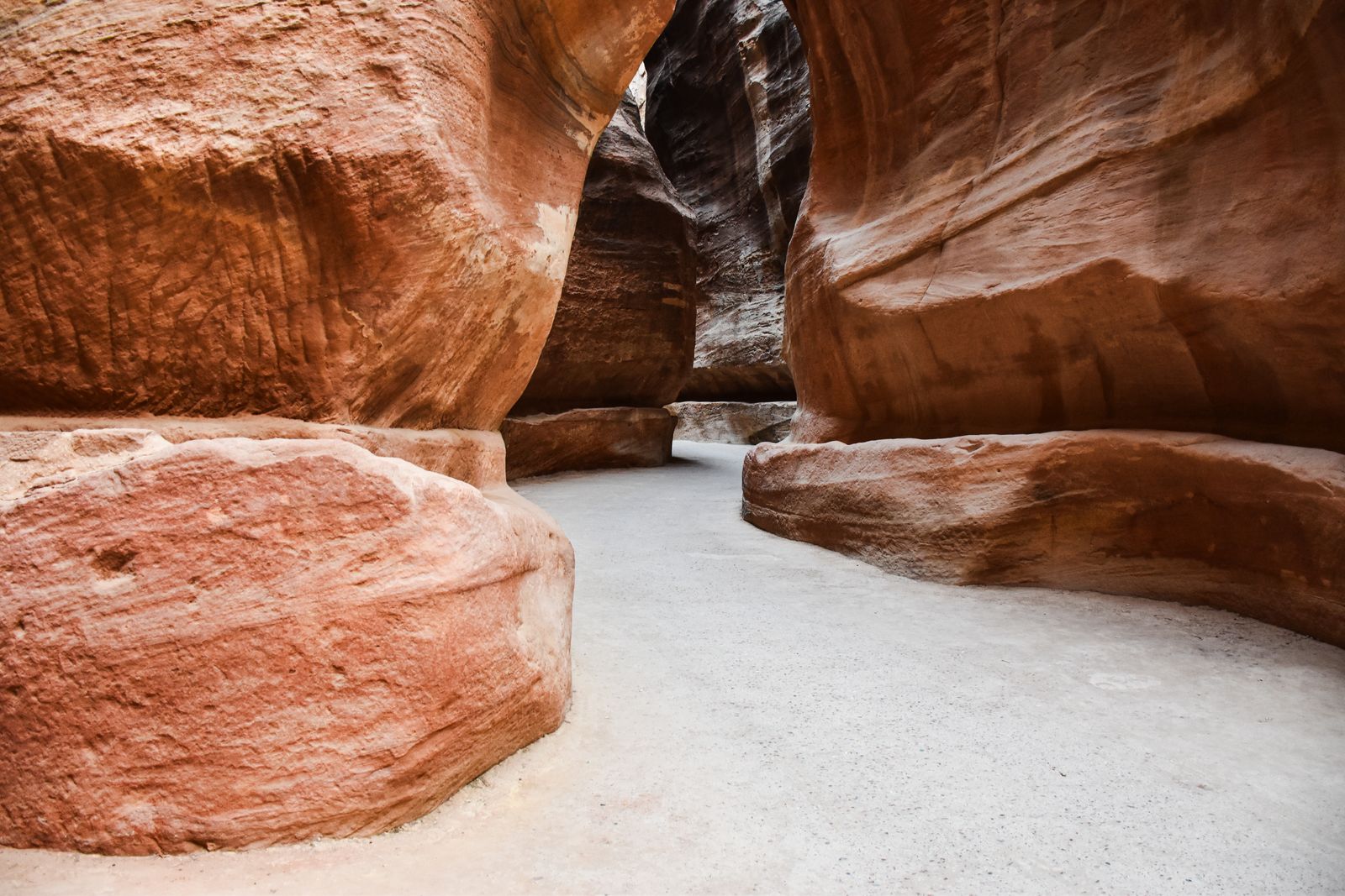 Passage du Siq, étroit canyon de roche rouge menant à la cité antique de Pétra