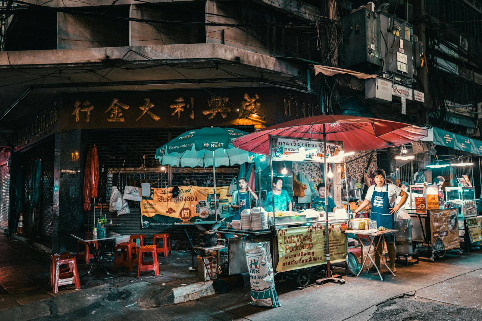 Stand de street food thaïlandaise préparé au wok dans une rue de Bangkok