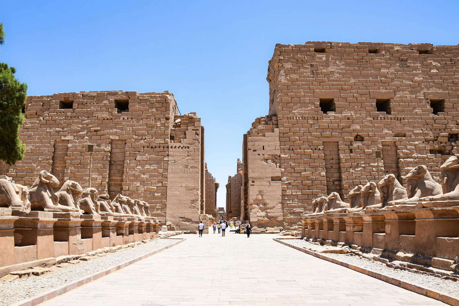Colonnes antiques du temple de Karnak à Louxor sous un ciel bleu lumineux