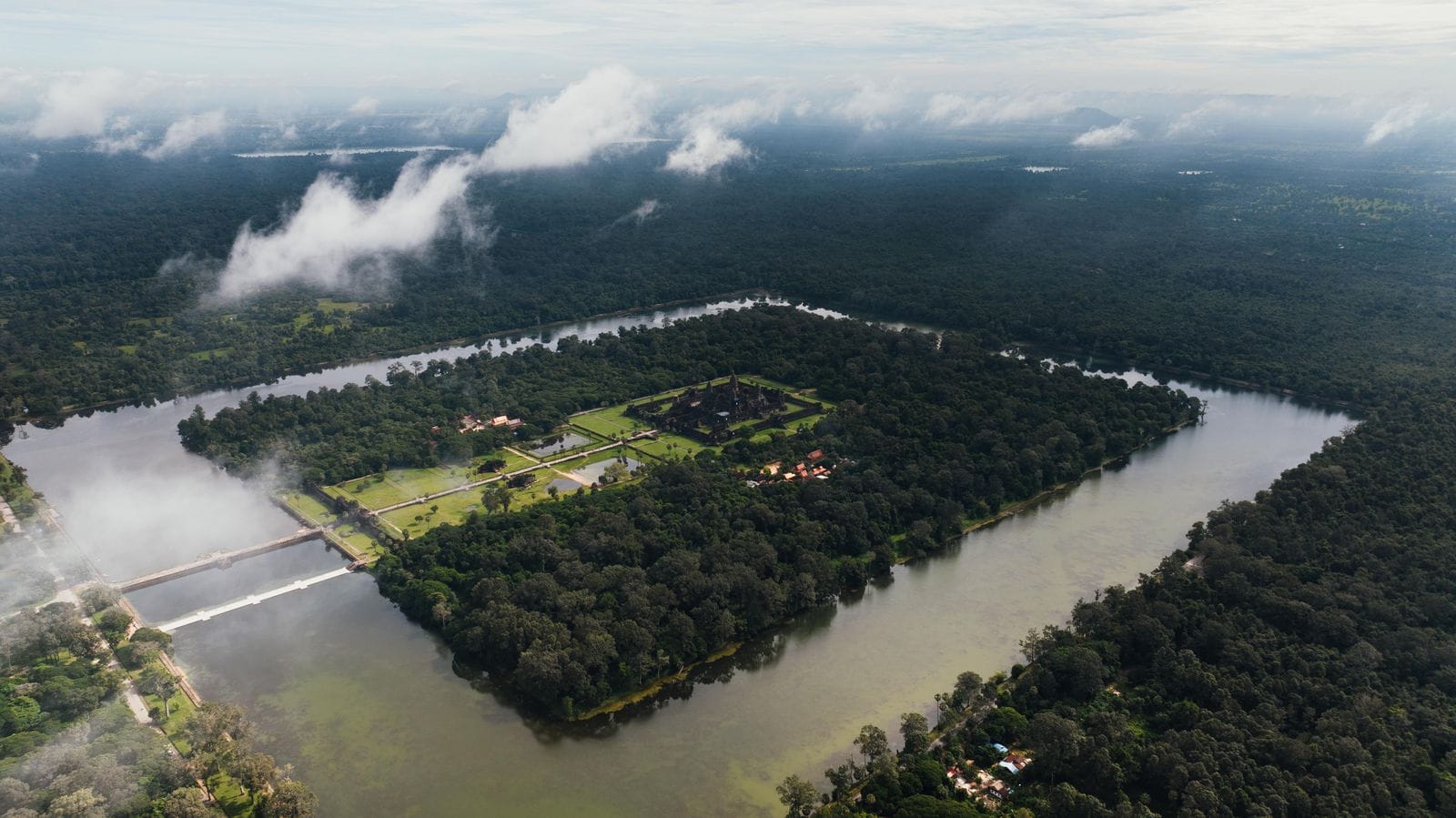 Vue aérienne du temple d'Angkor Wat entouré de jungle dense, Cambodge