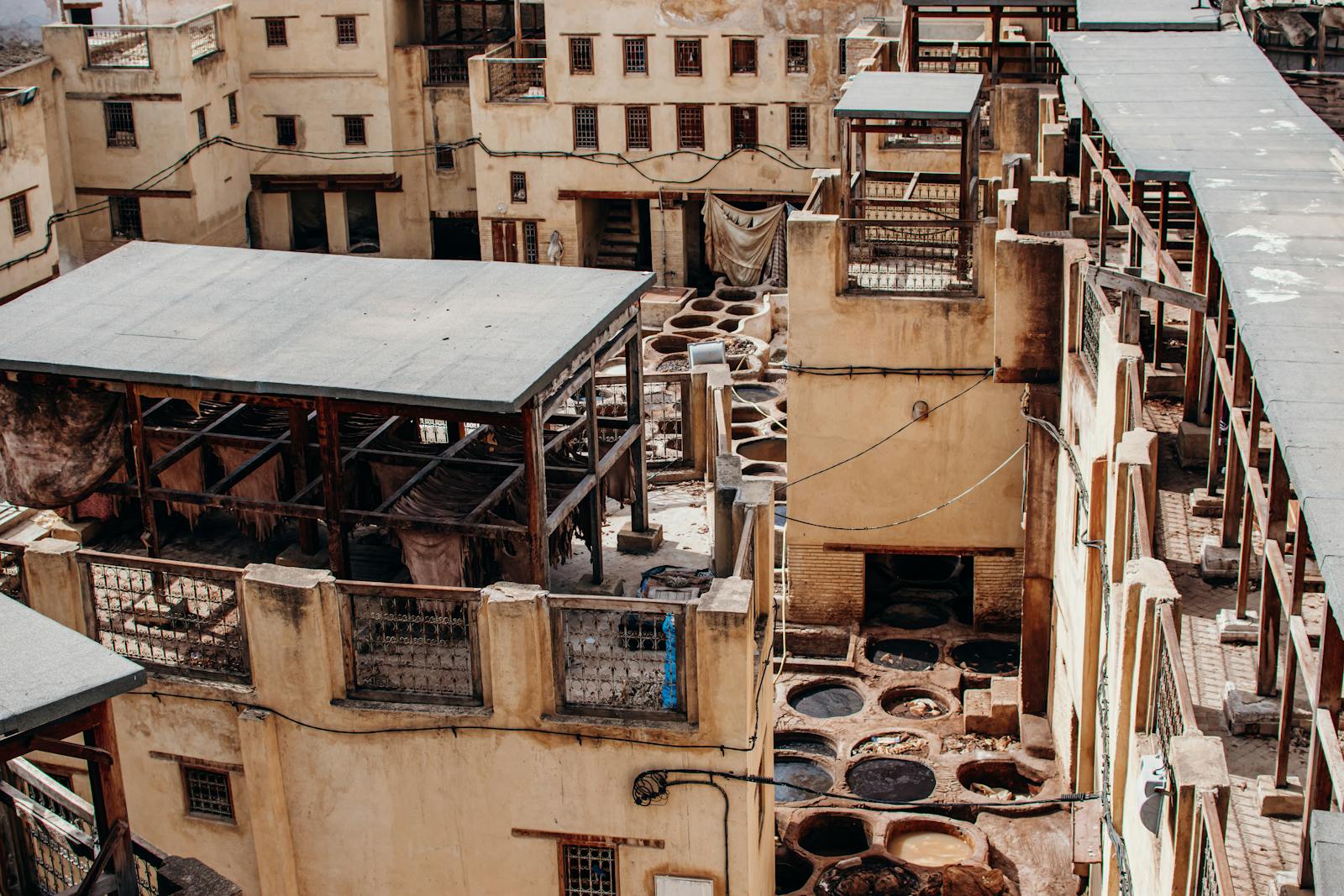 Vue plongeante sur les bassins de teinture de la tannerie Chouara dans la médina de Fès
