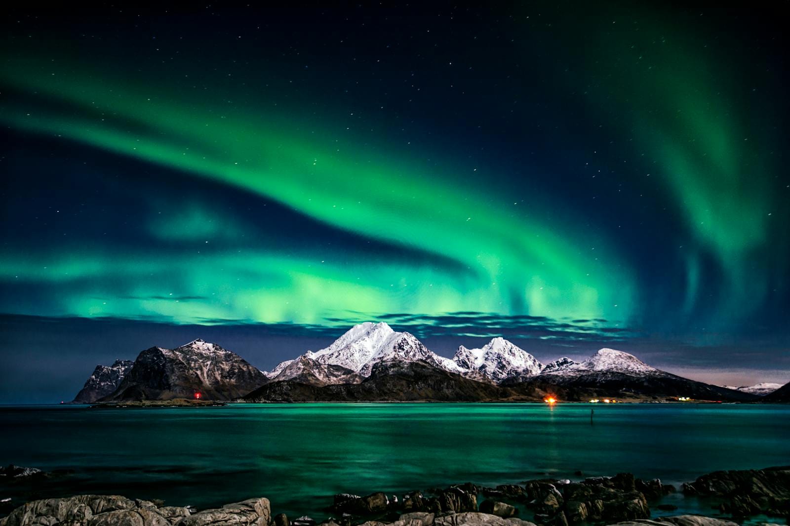Aurore boréale verte au-dessus d'un paysage enneigé islandais