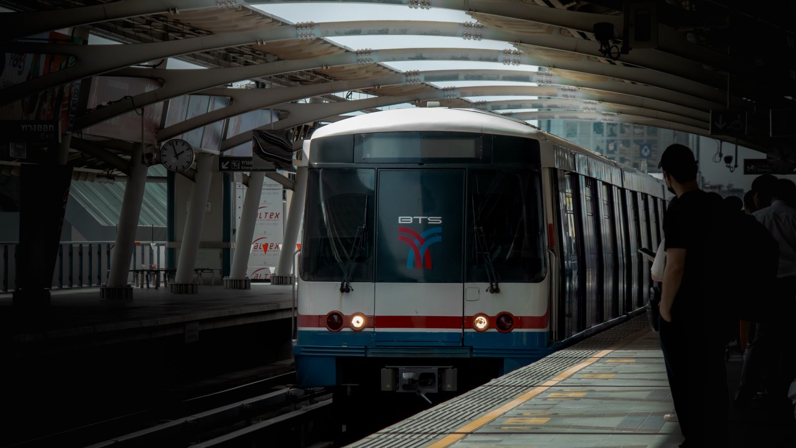 Rame du BTS Skytrain circulant sur son viaduc aérien au-dessus de Bangkok