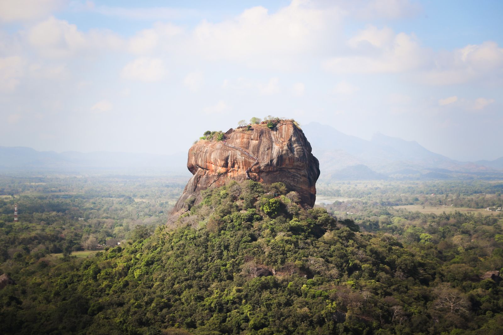 Sigiriya émergeant de la jungle