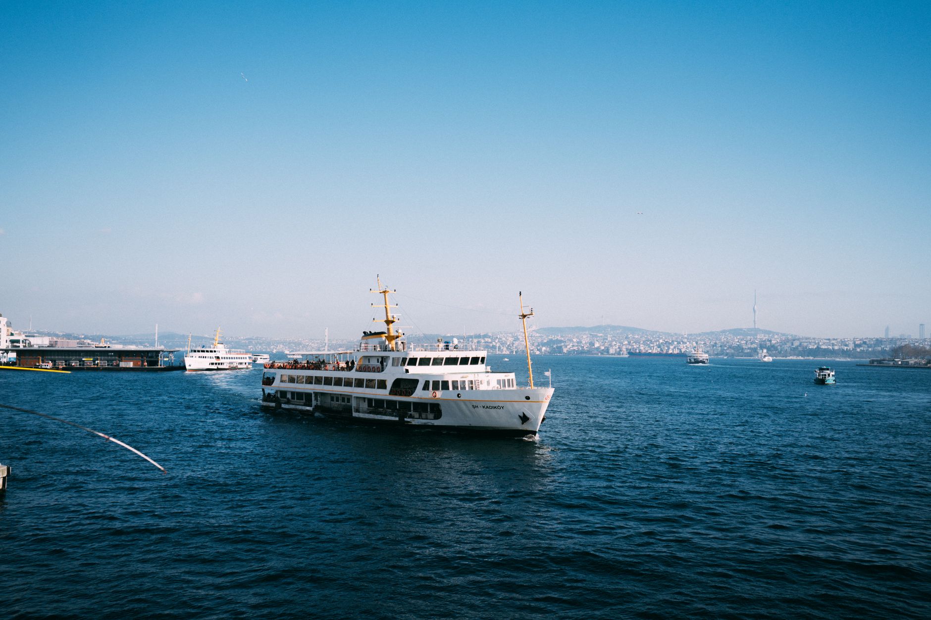 Ferry naviguant sur le Bosphore devant la silhouette d'Istanbul