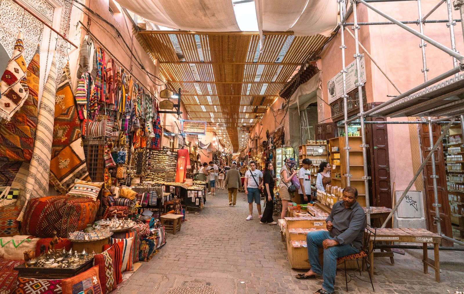 Étal coloré de tissus et d artisanat dans un souk de Marrakech