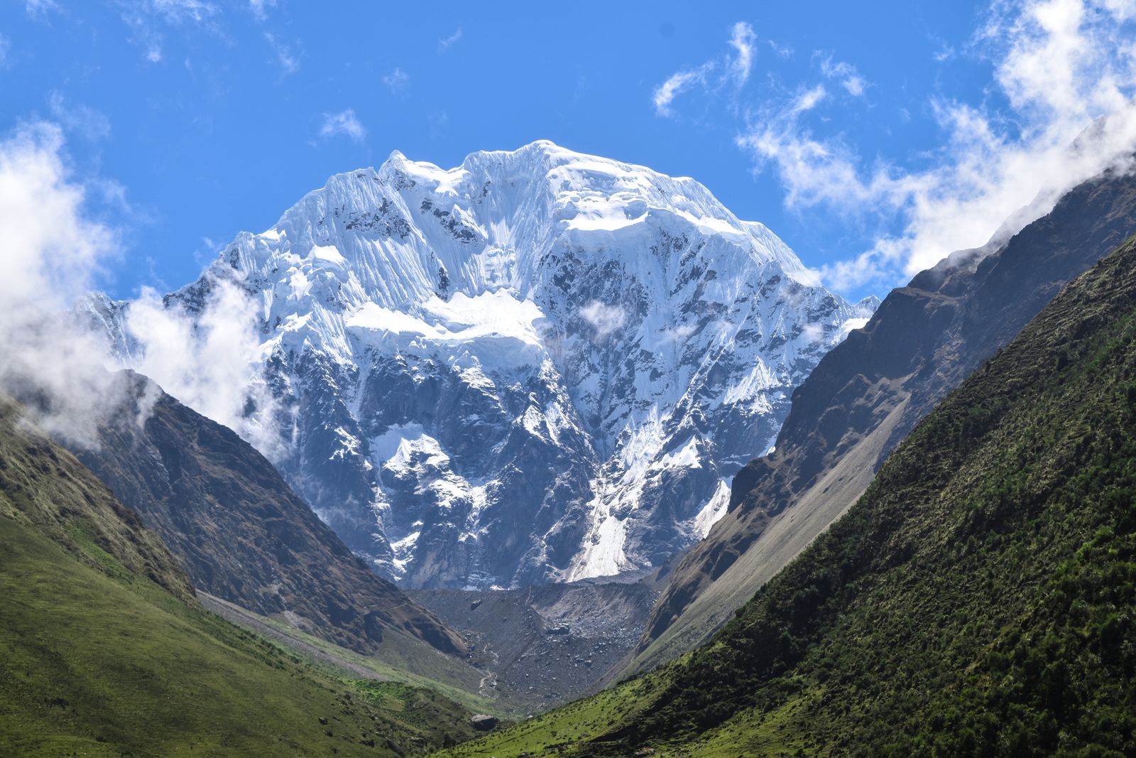 Le sommet enneigé du Salkantay dominant la vallée, Pérou