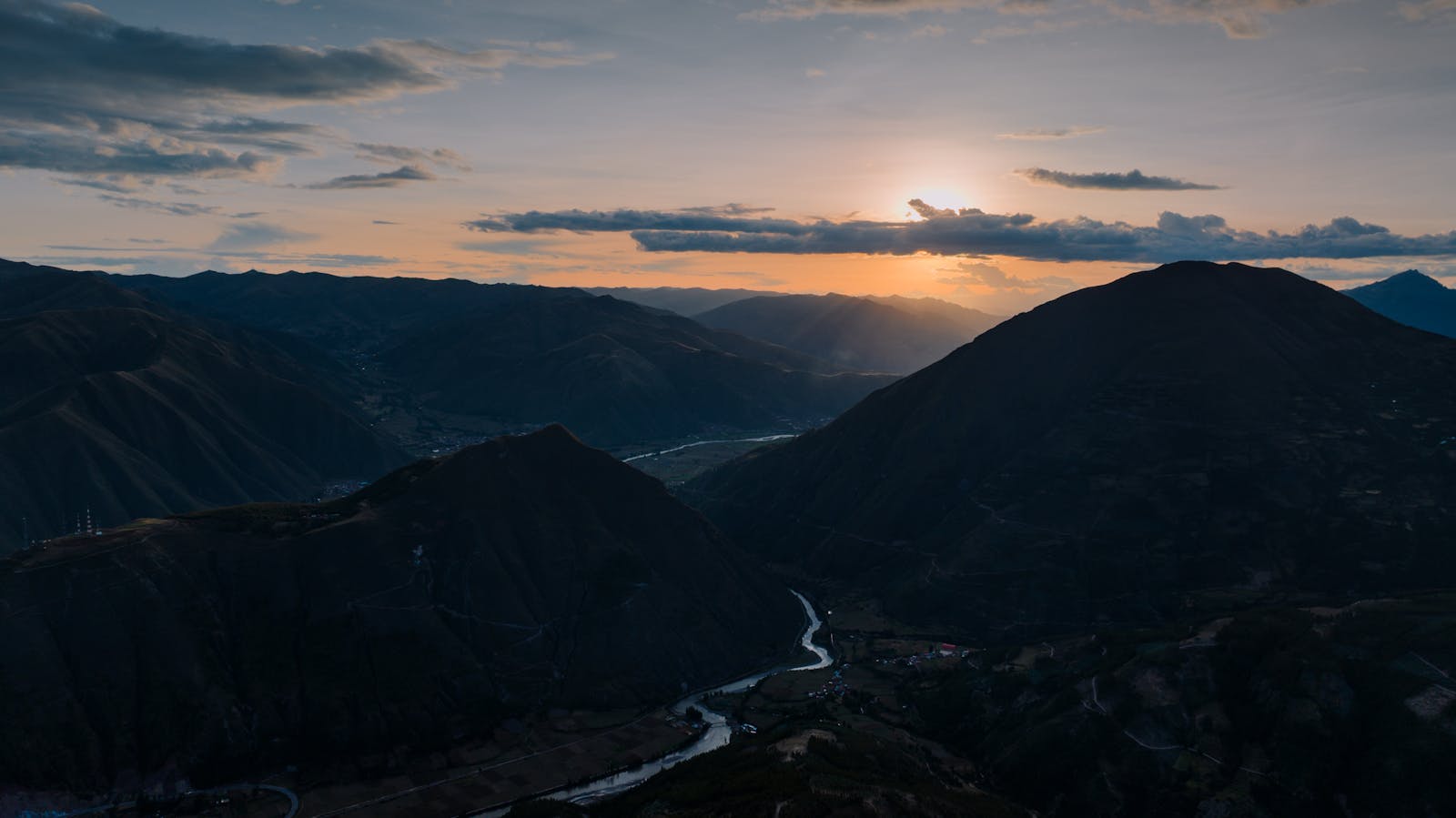 Sommets enneigés et vallée des Andes péruviennes sous un ciel limpide