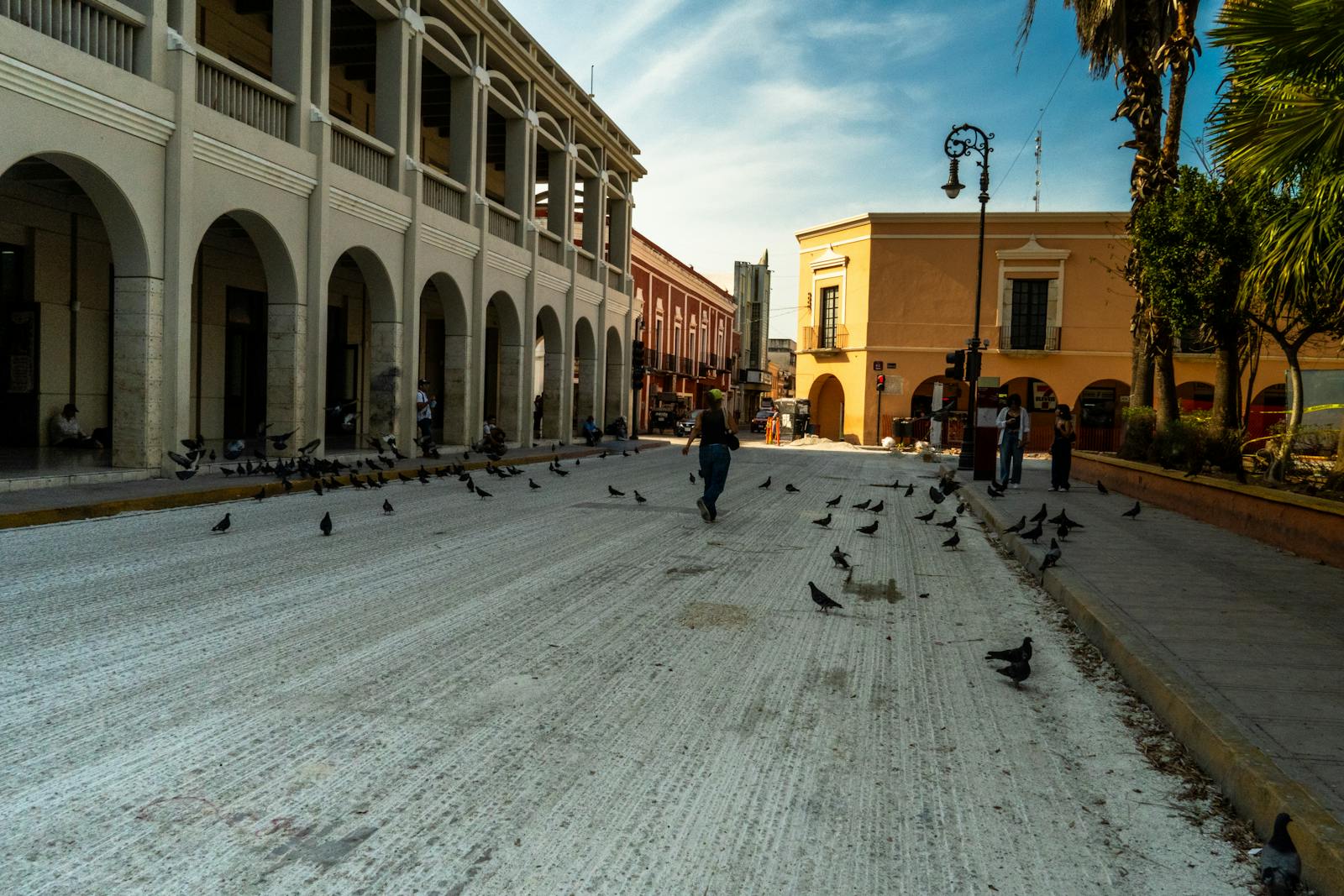 Rue coloniale paisible aux façades colorées de Mérida, dans le Yucatan