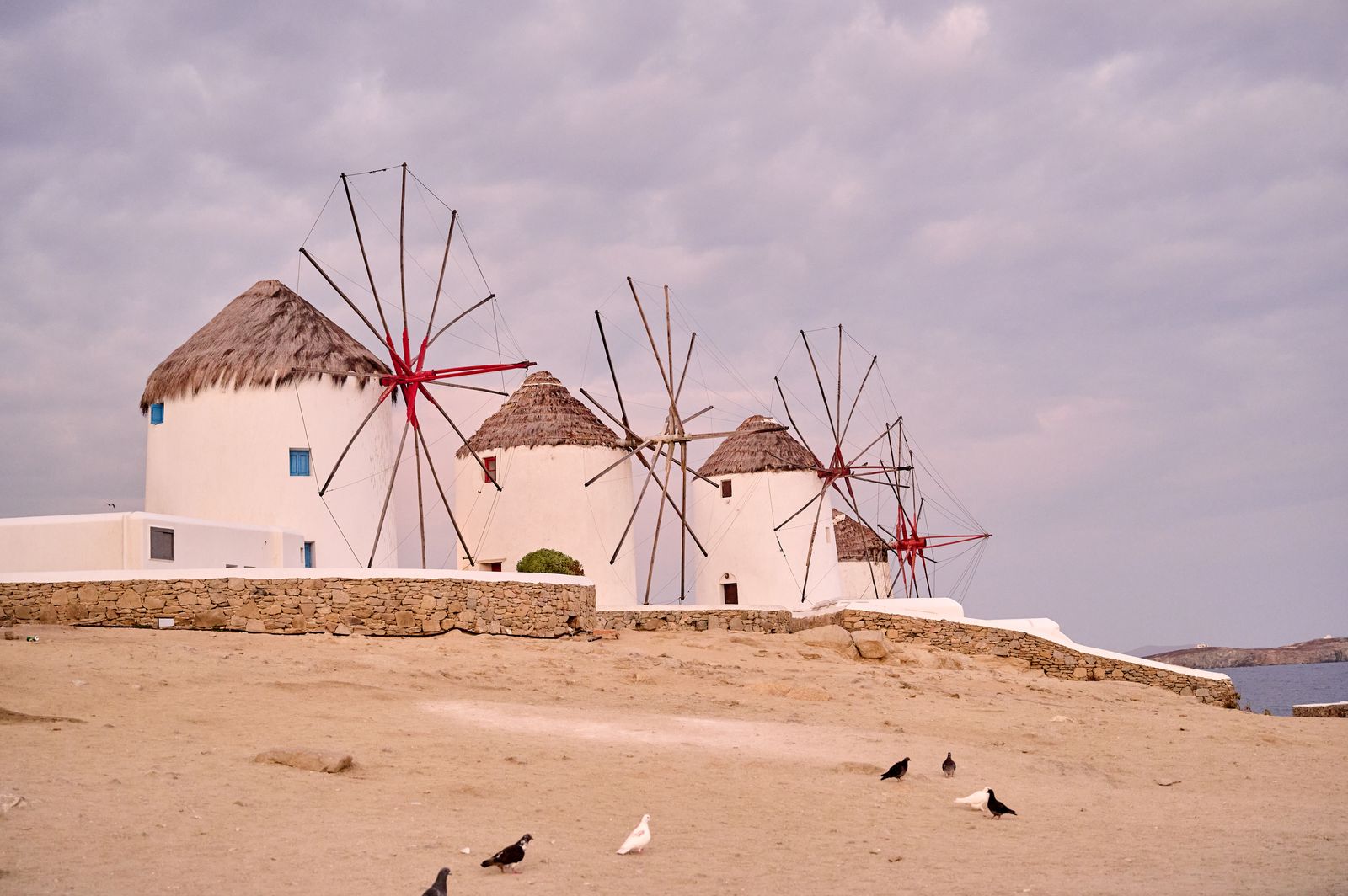 Les moulins à vent emblématiques de Mykonos sous un ciel nuageux
