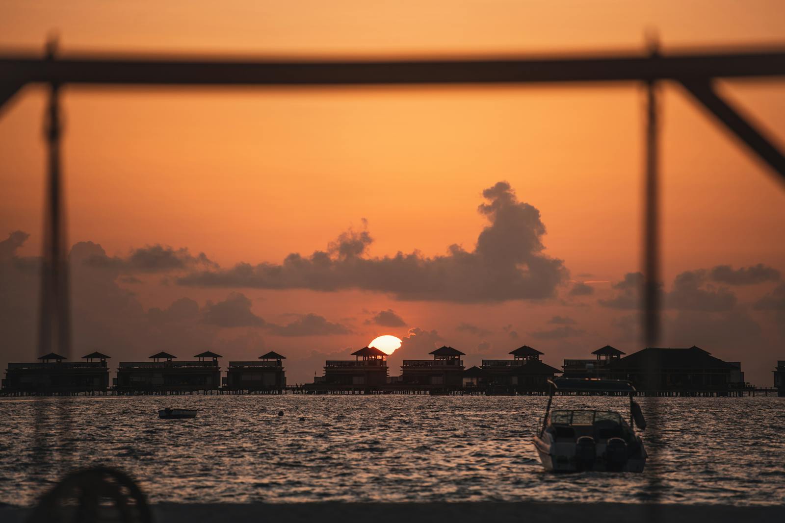 Villa sur pilotis au-dessus du lagon au coucher du soleil, Maldives