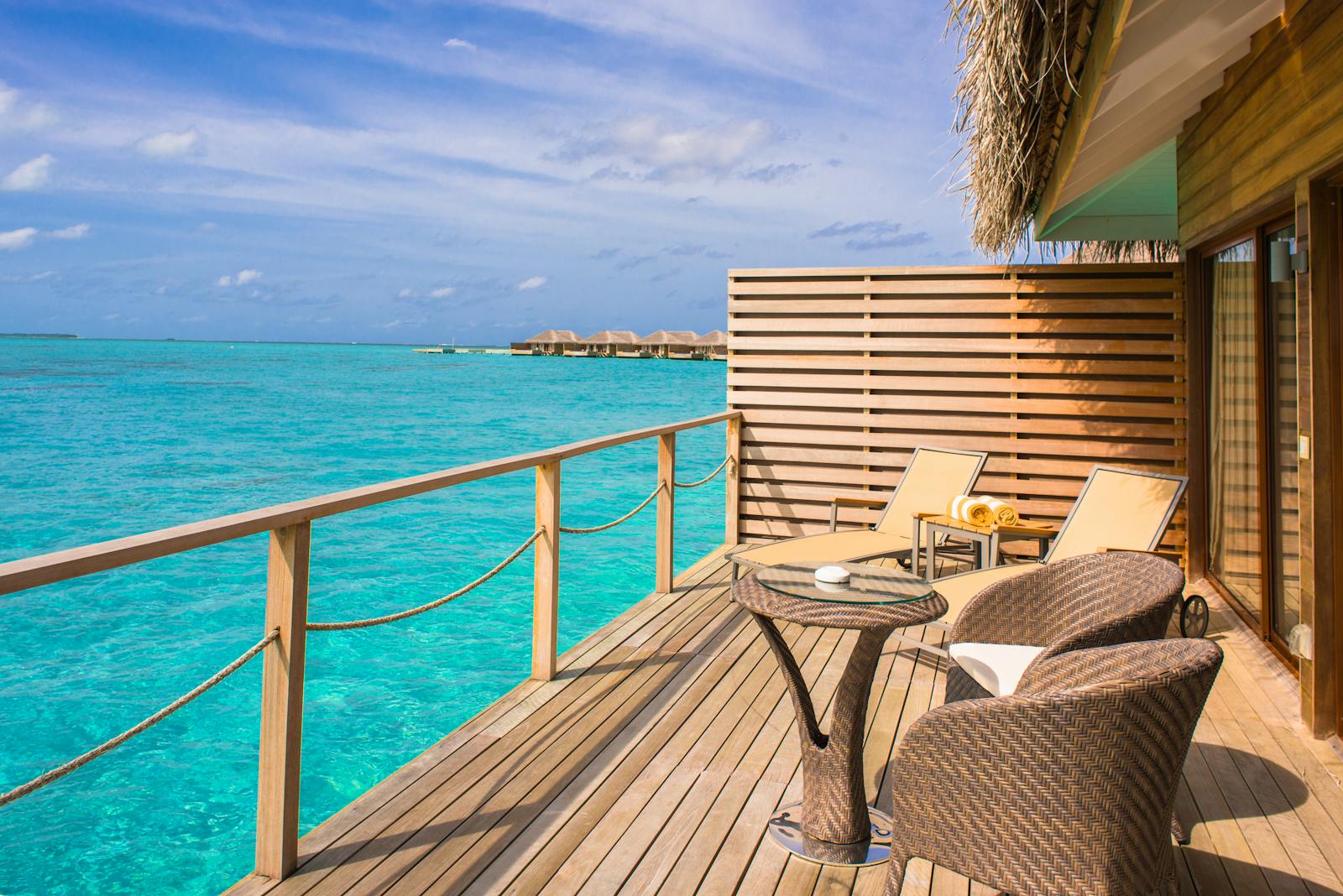 Lagon turquoise et motu de Bora Bora vus depuis les hauteurs