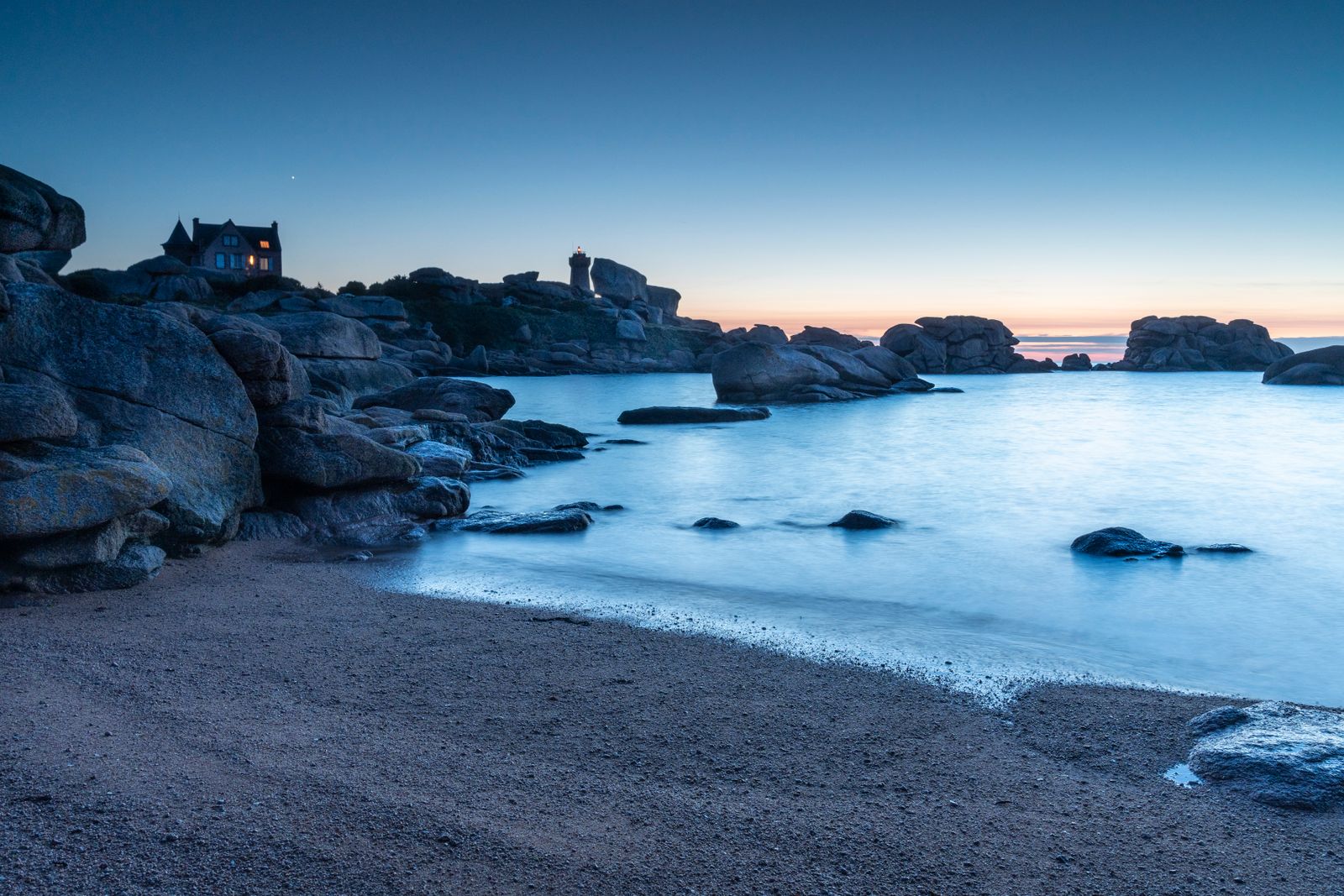 Plage de sable blanc et blocs de granit sur le littoral breton