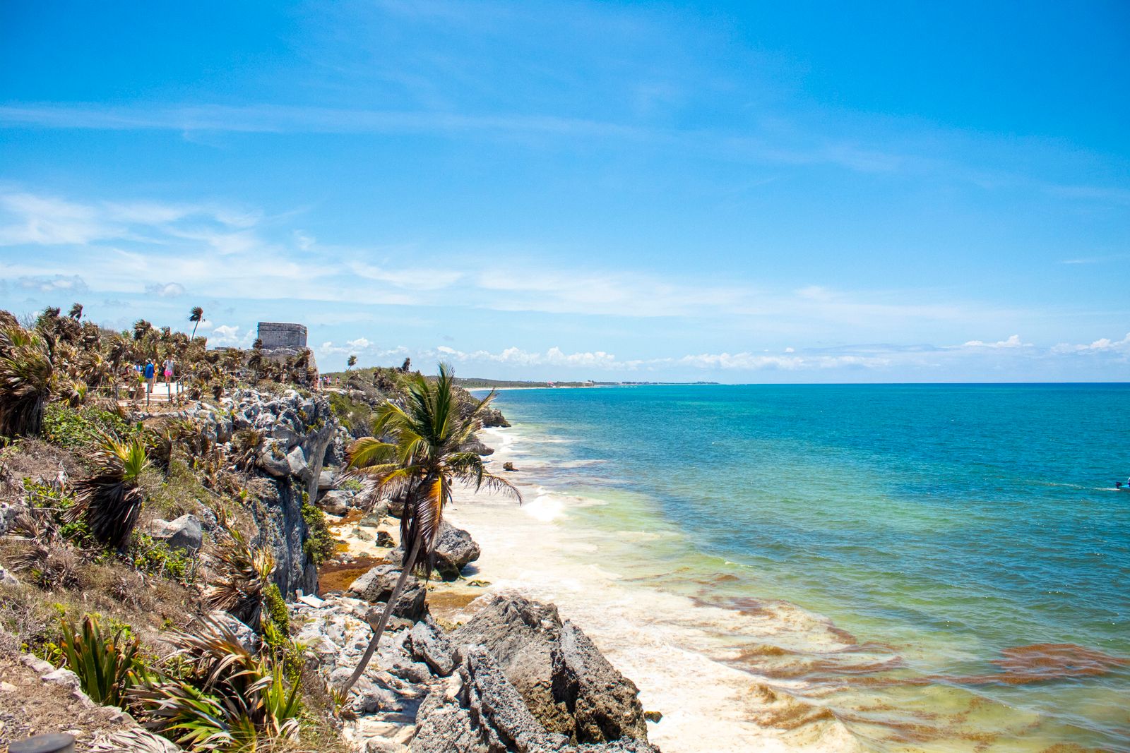 Plage de Tulum aux eaux turquoise bordée par les vestiges mayas