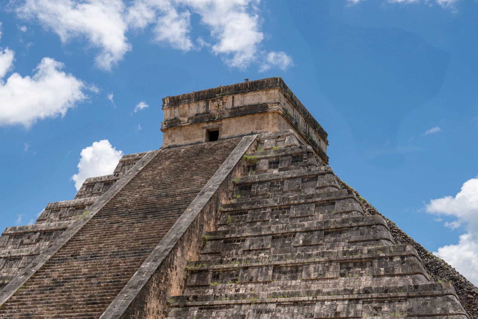 Pyramide de Kukulcan sur le site maya de Chichén Itzá au lever du jour