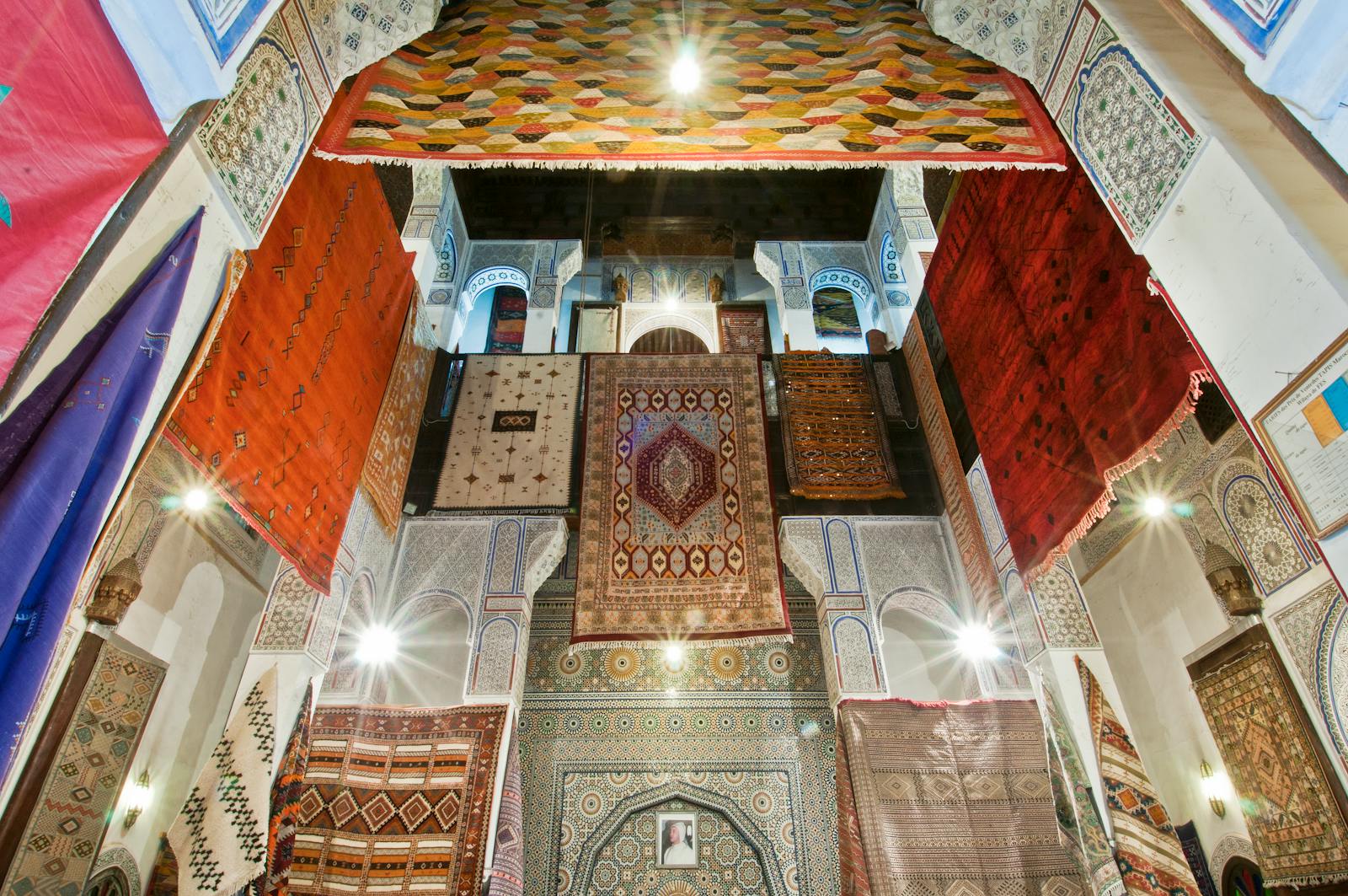 Médina colorée du Maroc avec souks et bâtiments traditionnels