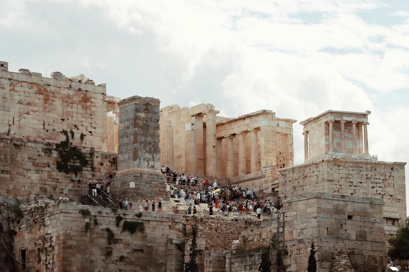 Vue de l'Acropole depuis un rooftop d'hôtel à Athènes